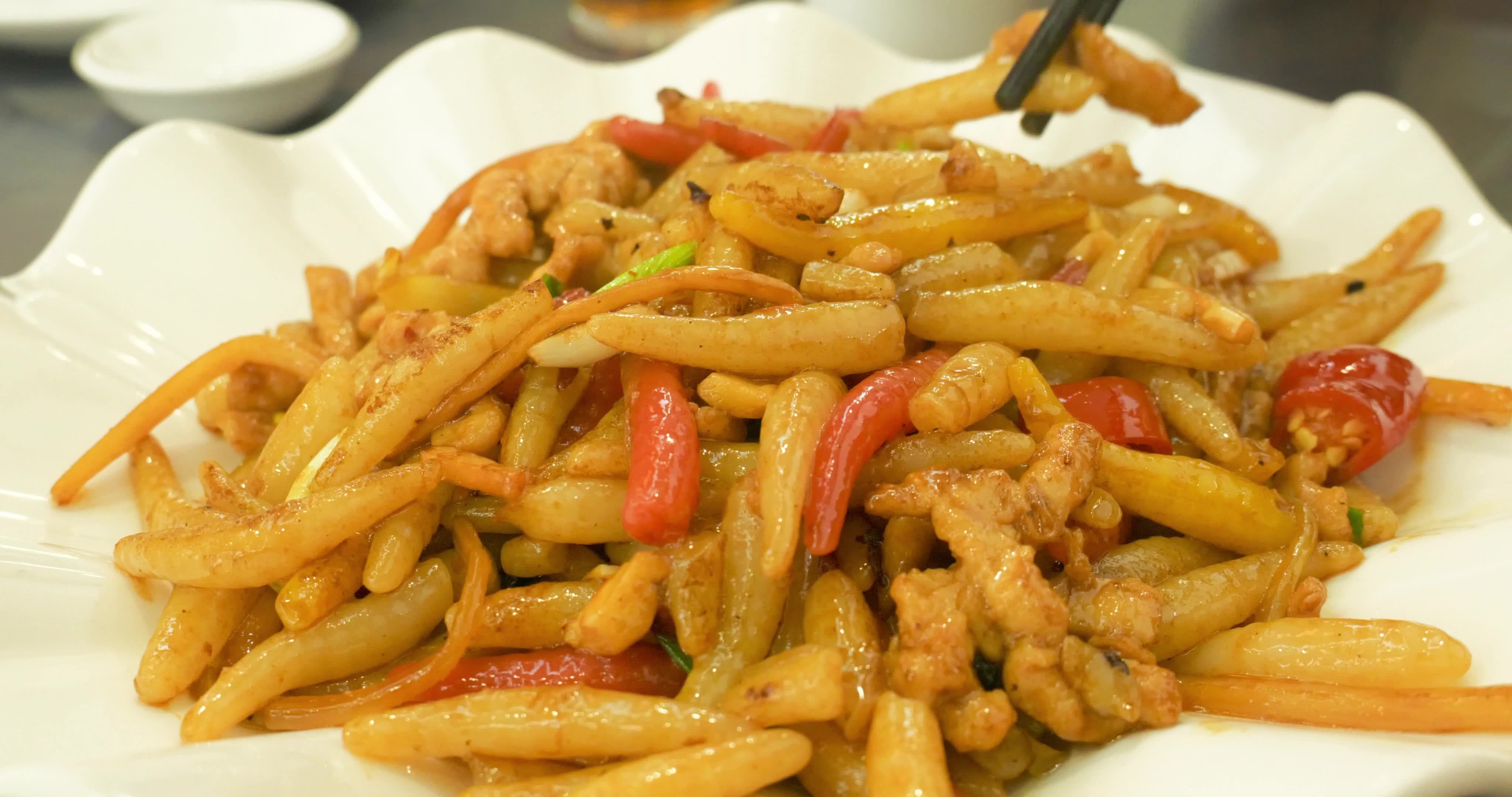 南宁特色美食 炒粉虫视频素材画面1