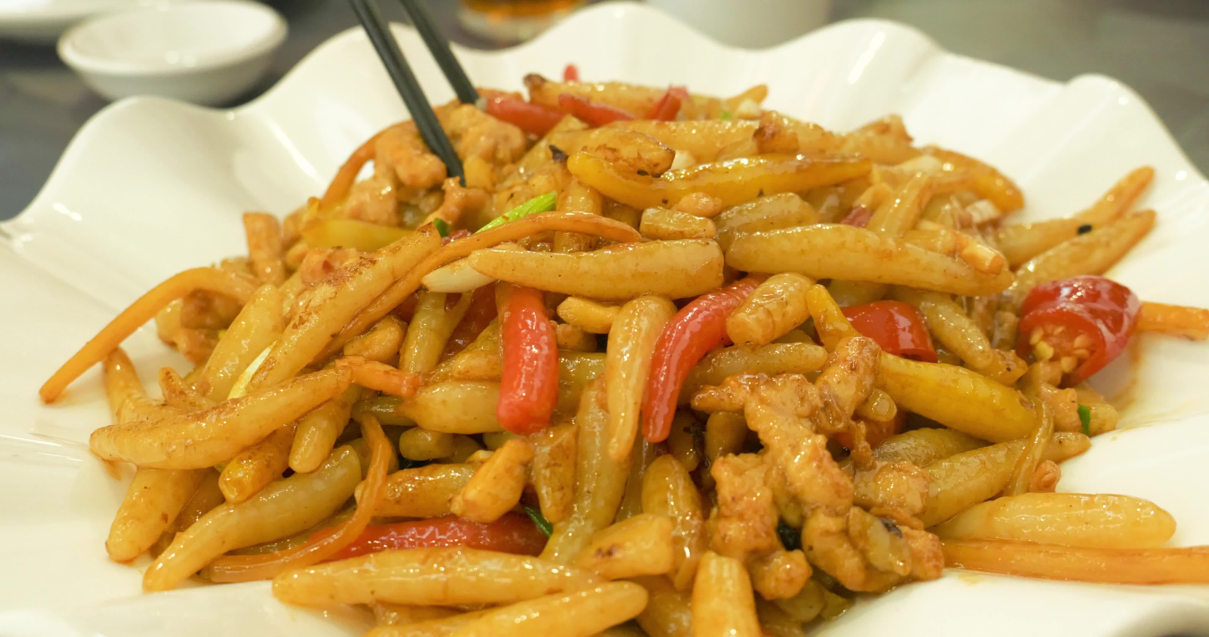 南宁特色美食 炒粉虫视频素材画面2