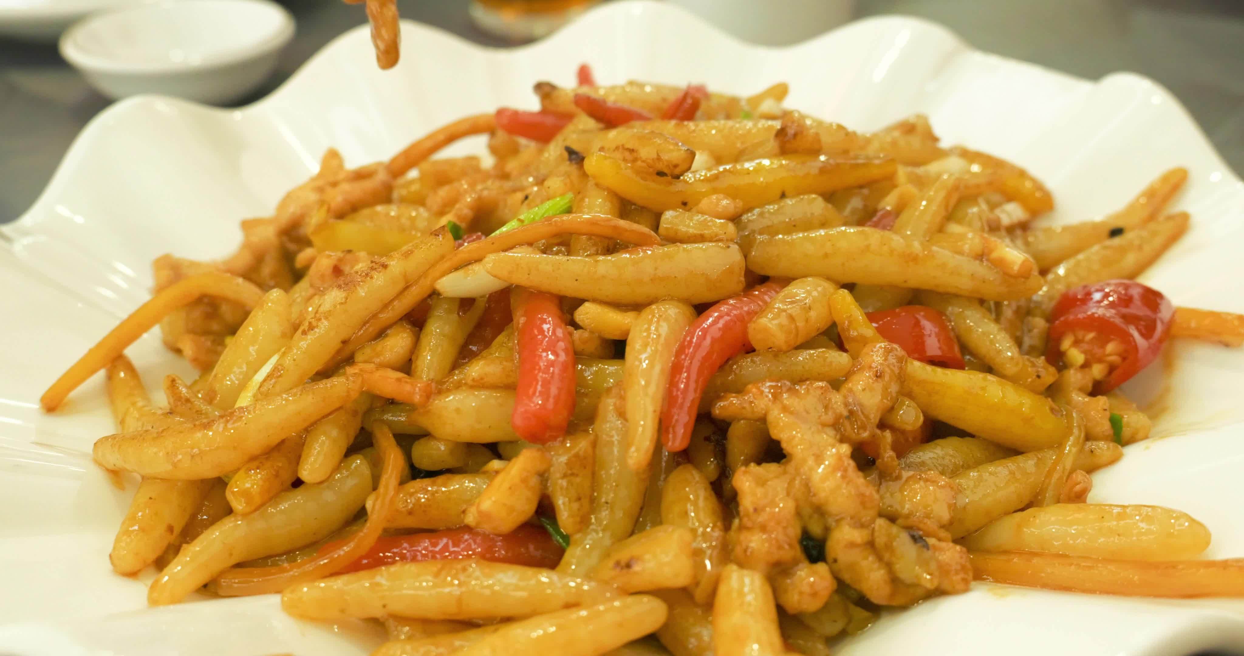 南宁特色美食 炒粉虫视频素材画面4