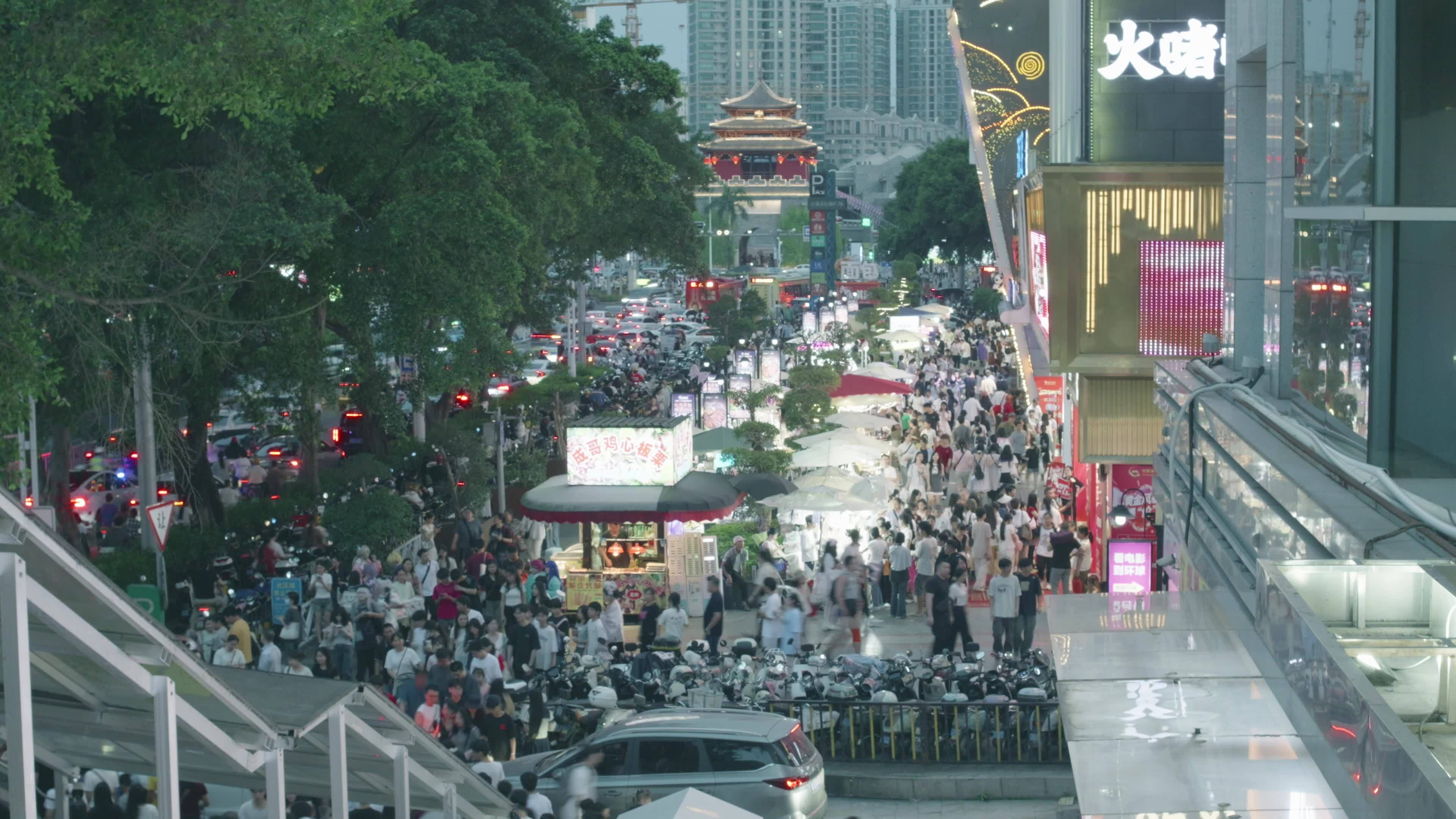南宁街景熙攘人群的都市城市夜市的繁华景象视频素材画面1