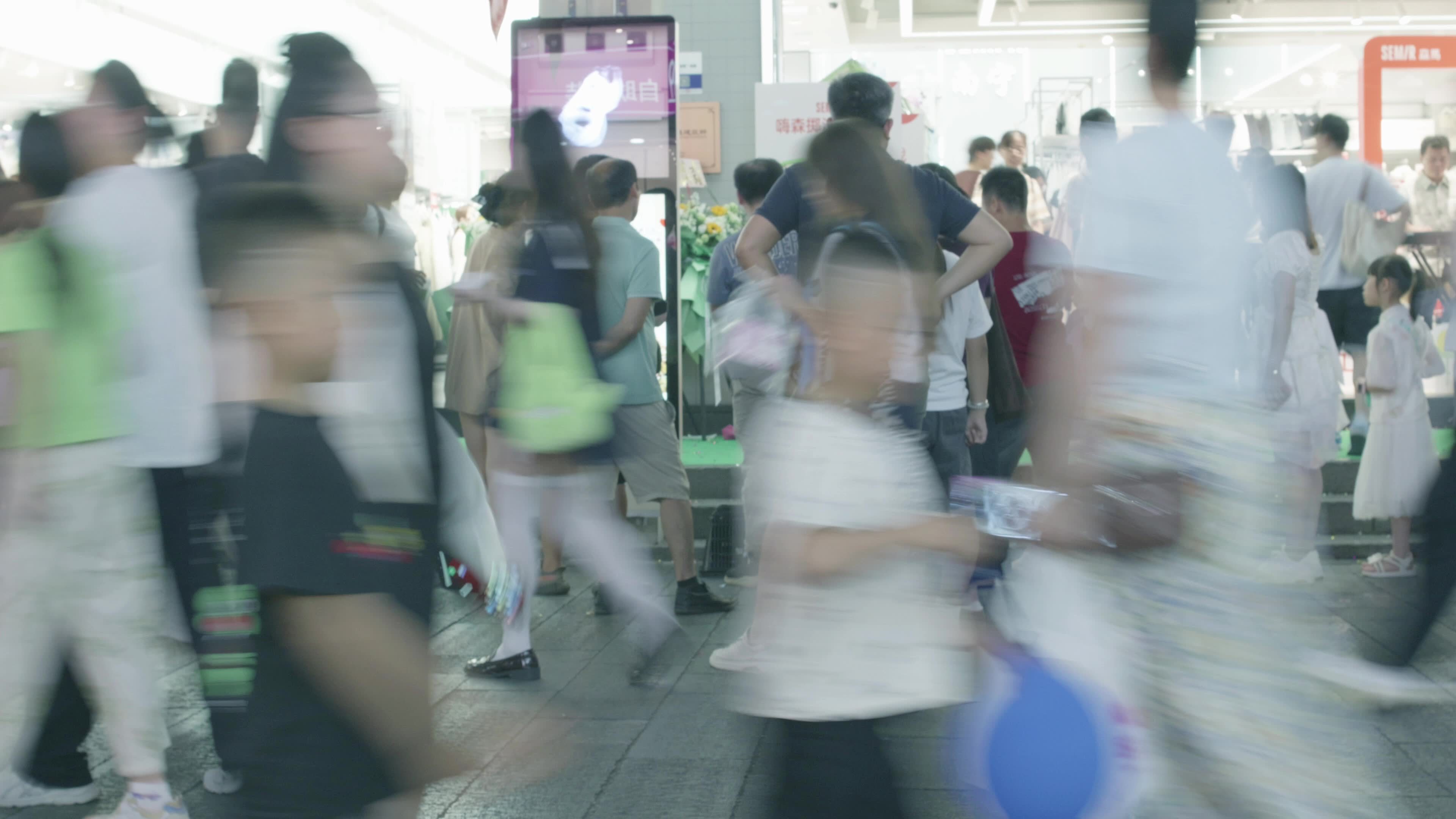 南宁街景熙攘人群的都市城市夜市的繁华景象视频素材画面2