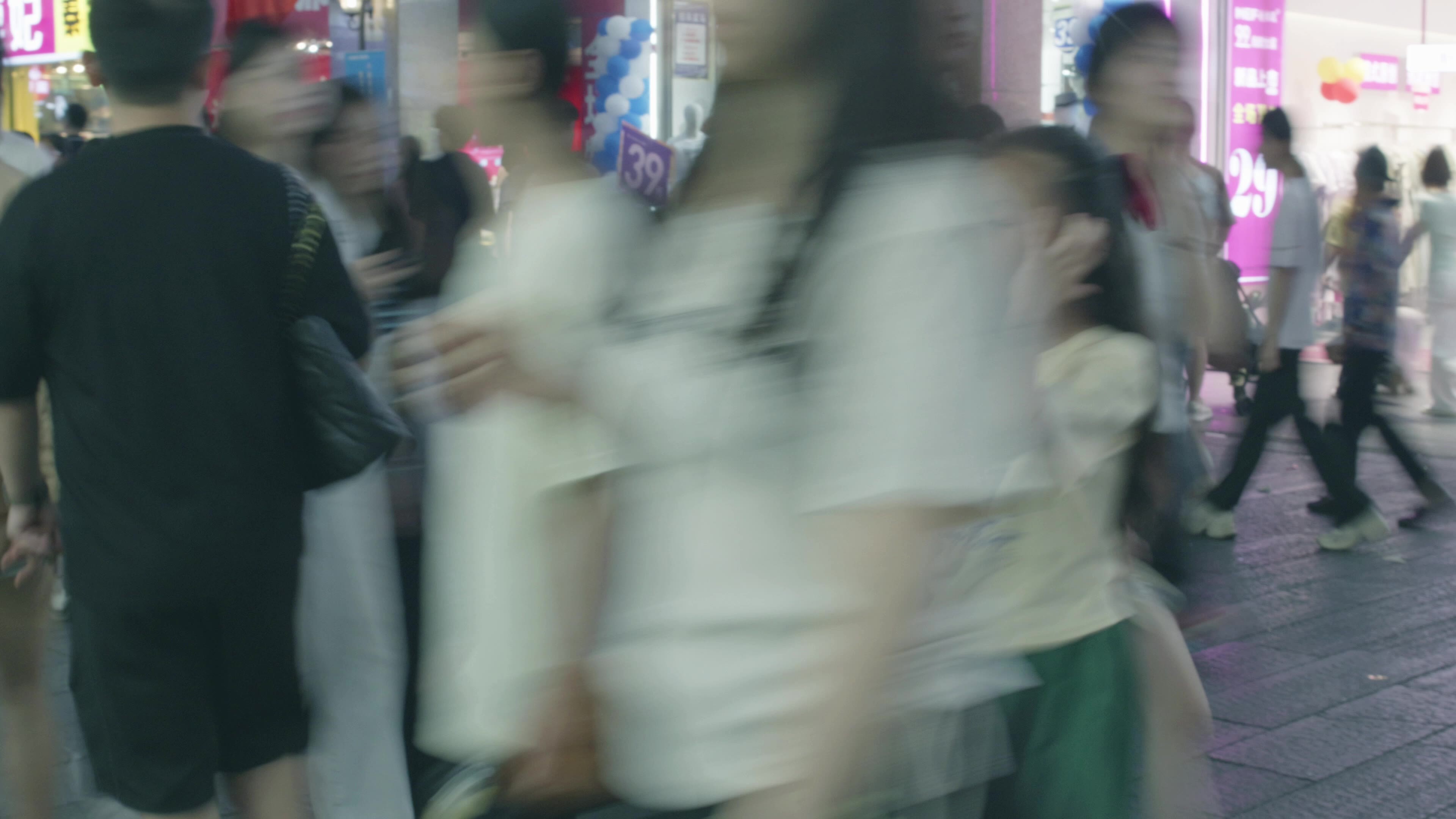 南宁街景熙攘人群的都市城市夜市的繁华景象视频素材画面4