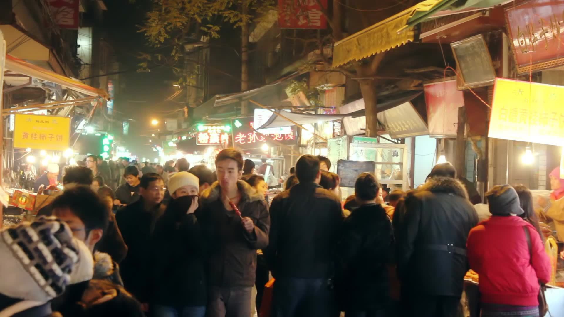 西安回民街夜景视频素材画面1