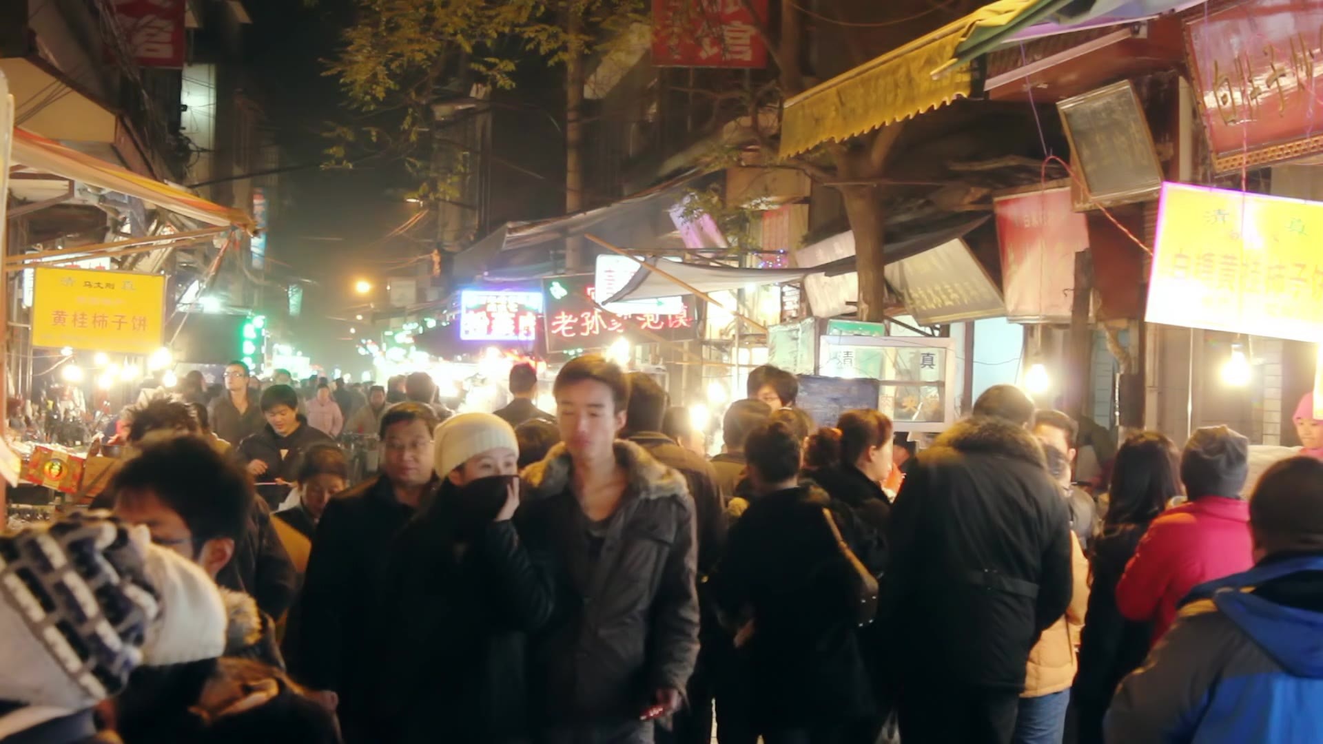 西安回民街夜景视频素材画面2
