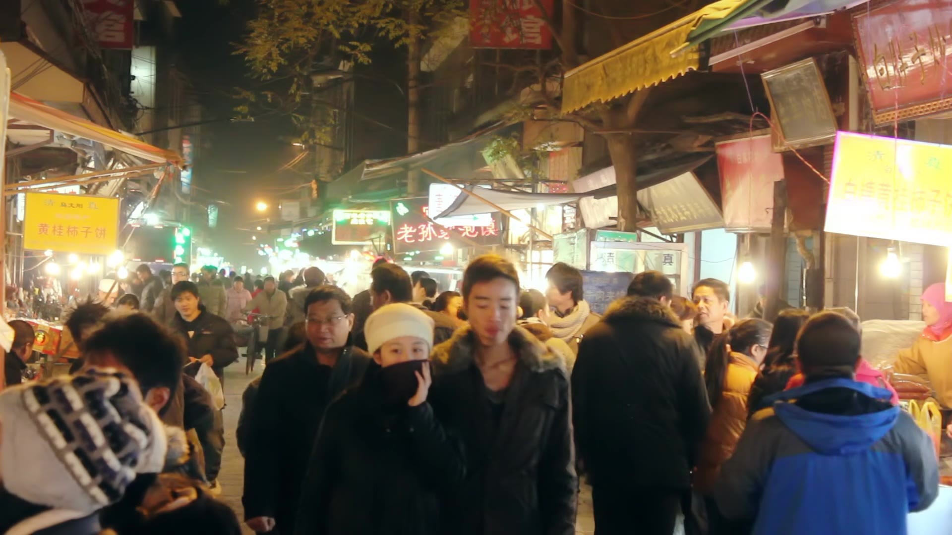 西安回民街夜景视频素材画面4