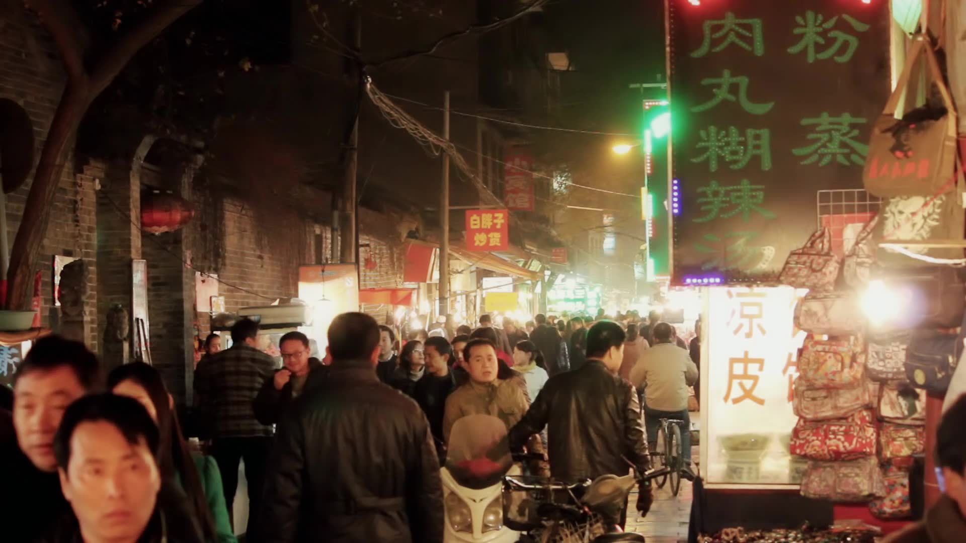 西安回民街夜景视频素材画面1