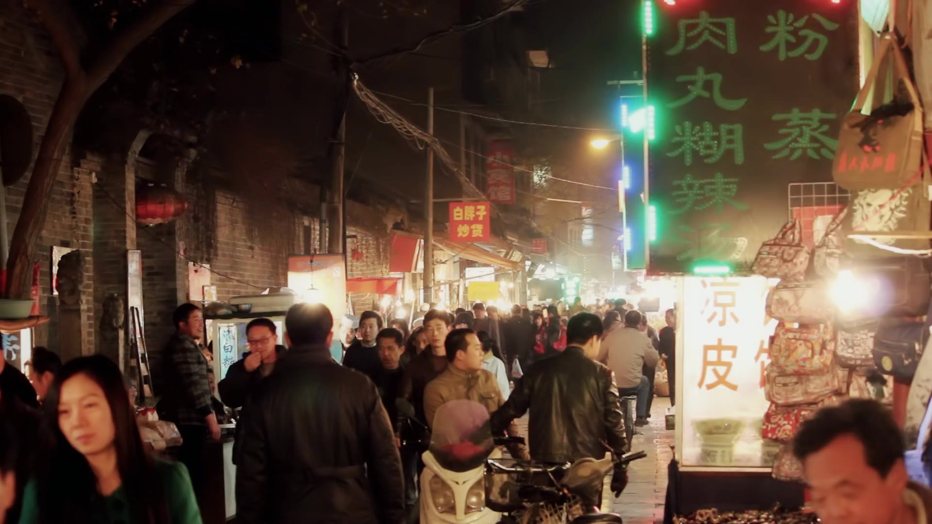 西安回民街夜景视频素材画面2