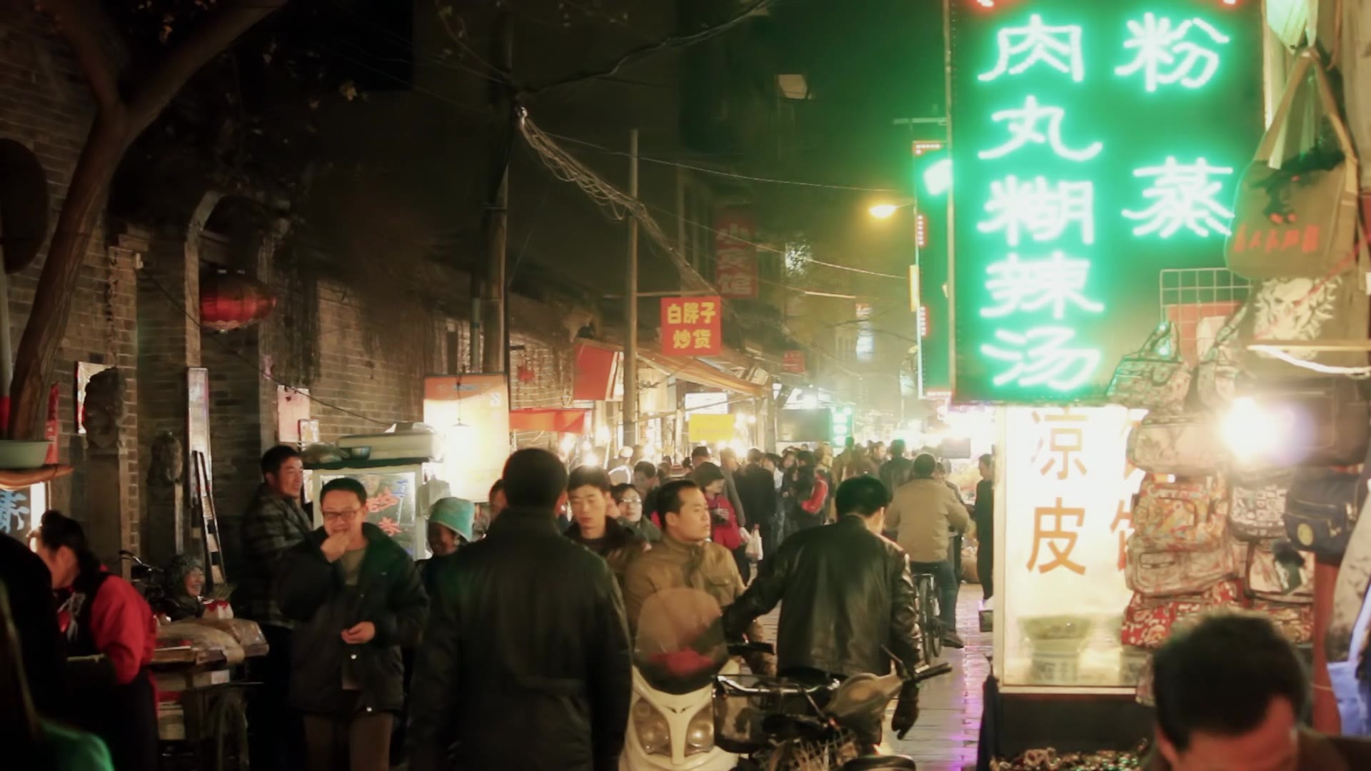 西安回民街夜景视频素材画面4