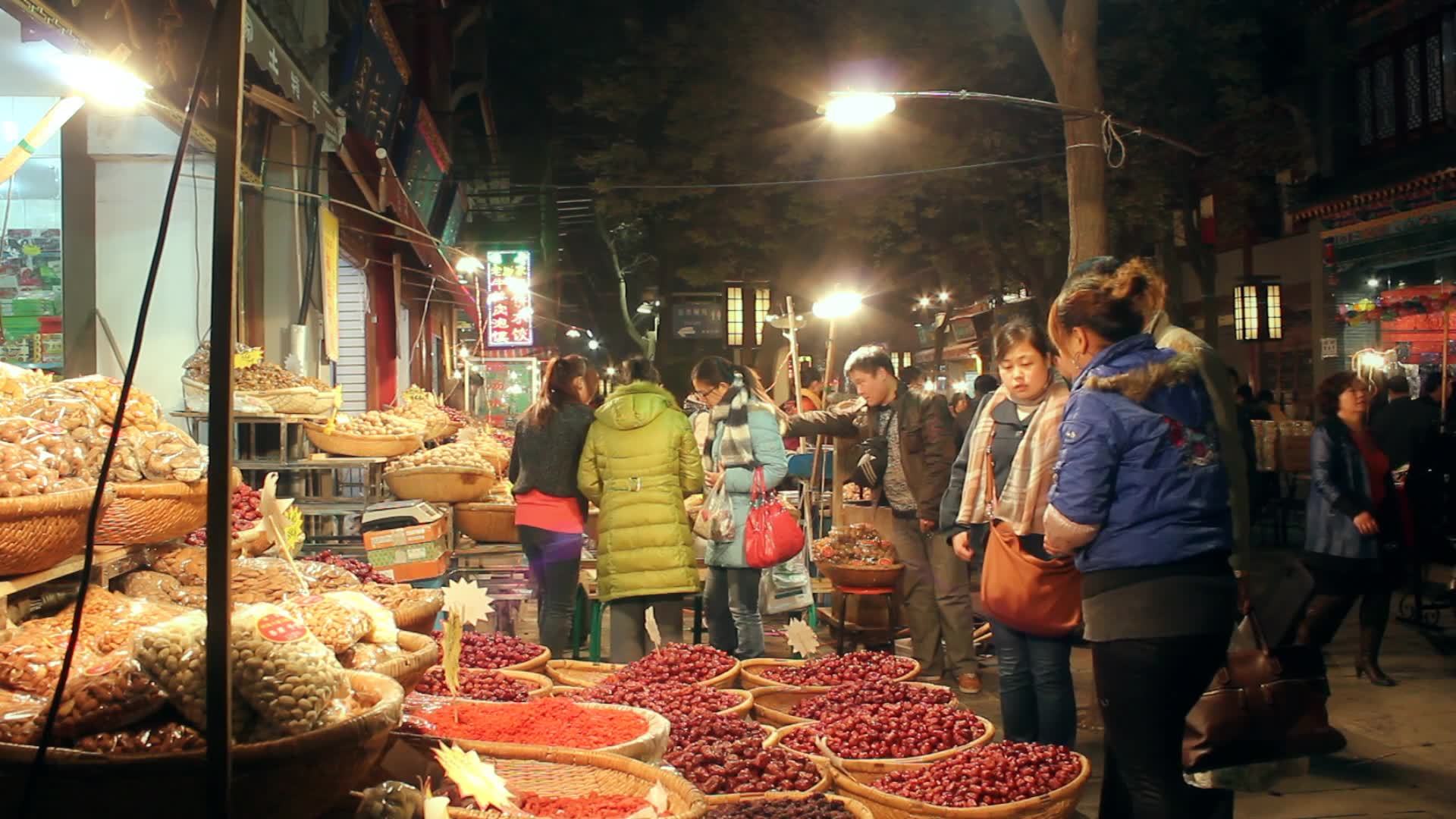 西安回民街夜景视频素材画面1