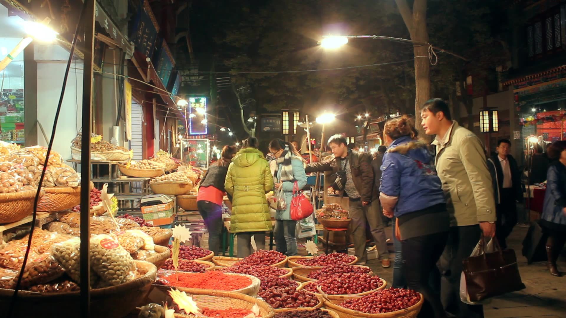 西安回民街夜景视频素材画面2