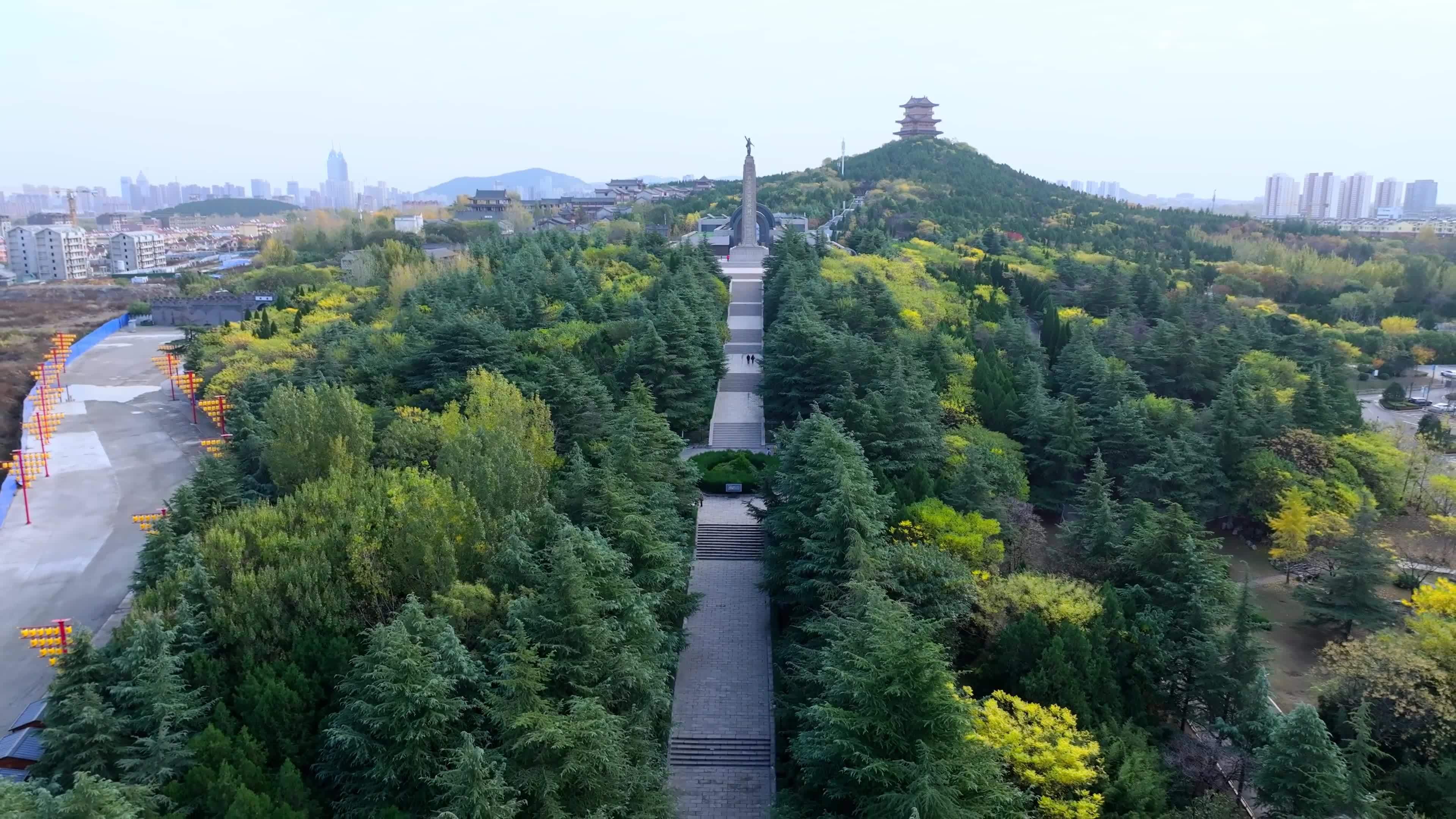 航拍枣庄薛城铁道游击队纪念碑秋色视频素材画面4