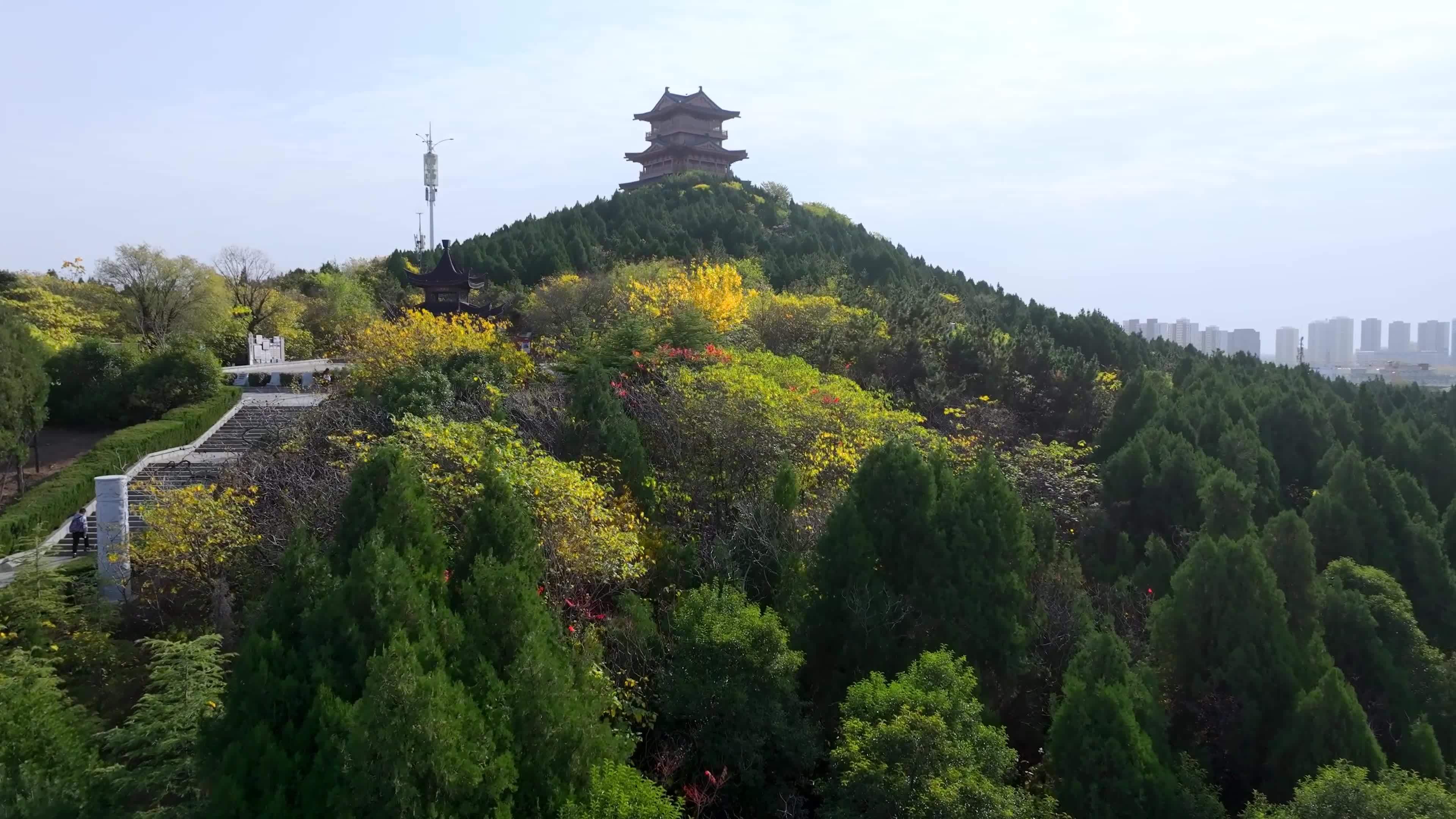 航拍枣庄铁道游击队纪念馆临山阁层林尽染视频素材画面4