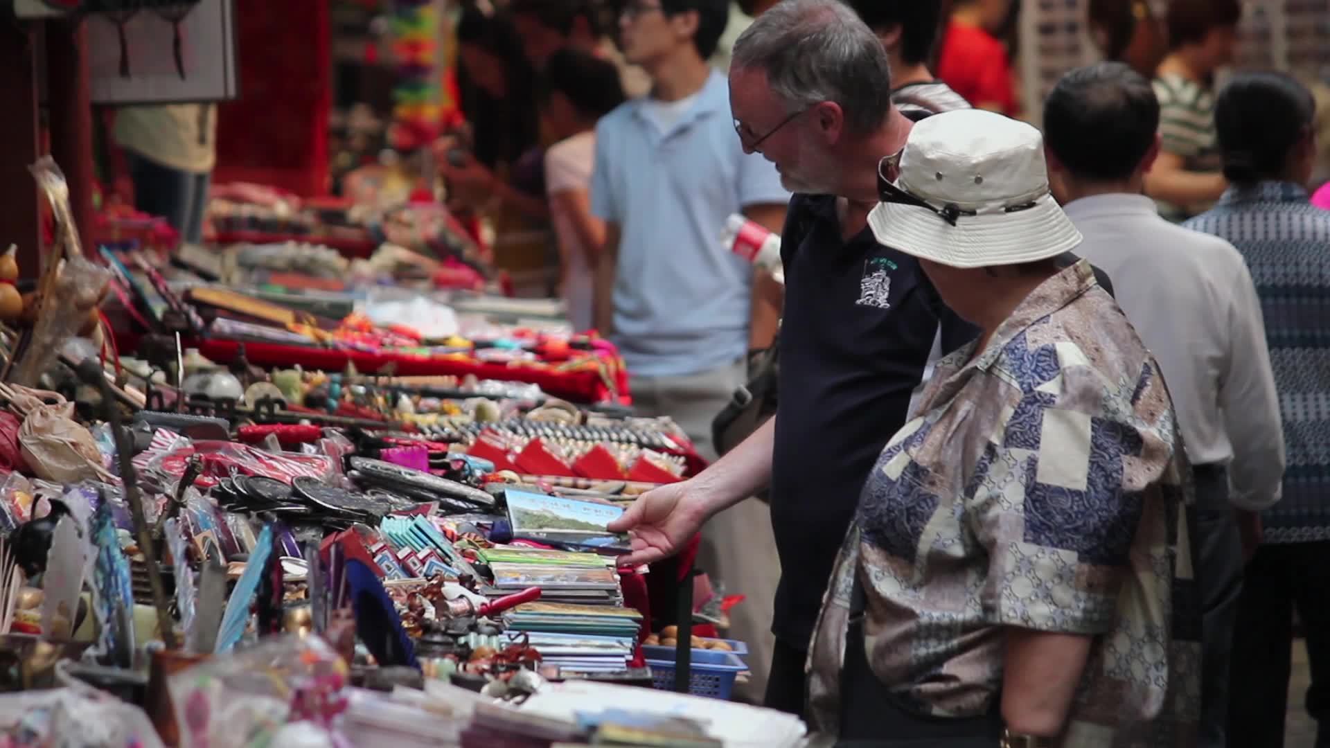 西安回民街旅游市场视频素材画面1