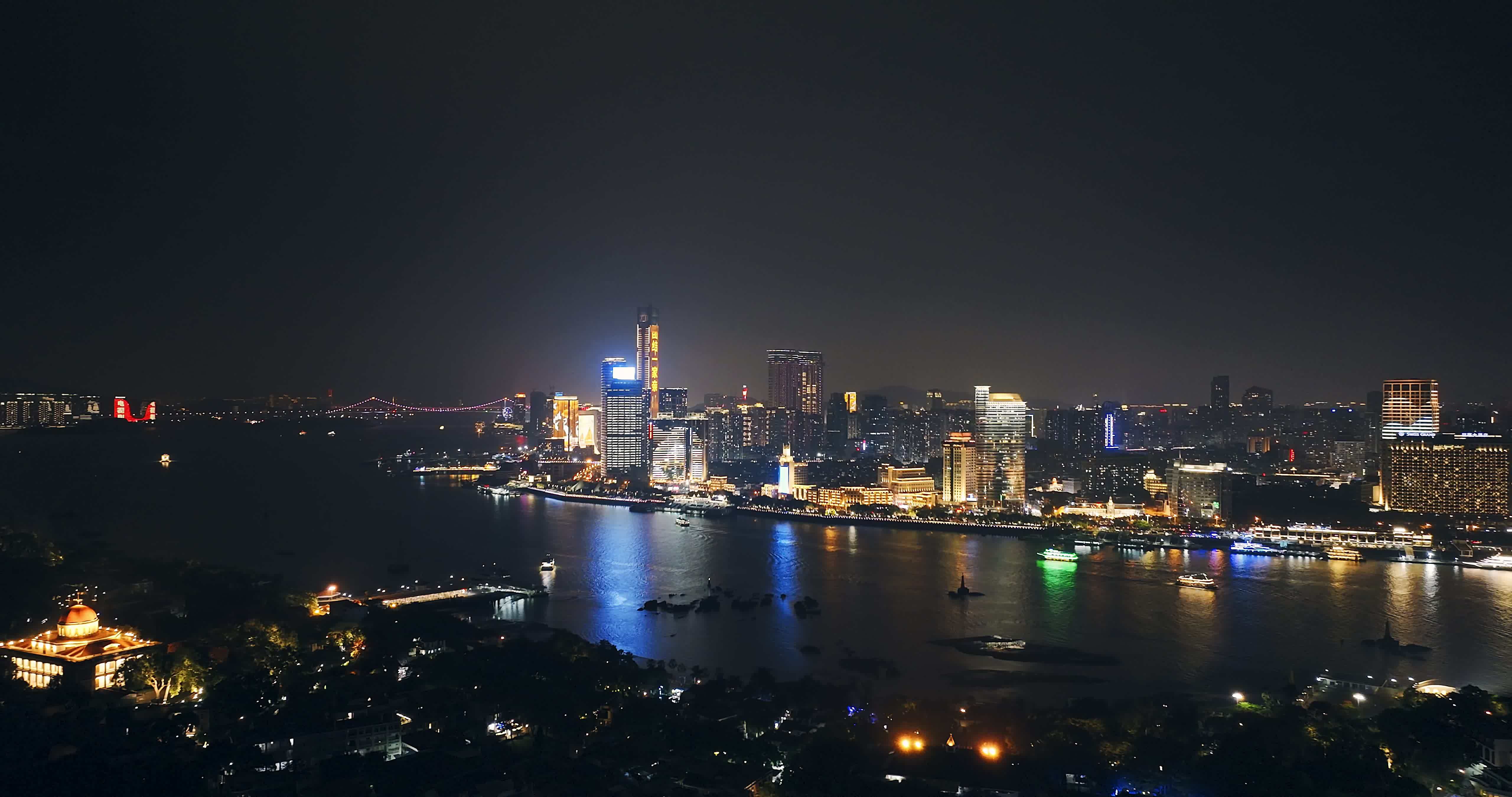 航拍鹭江道夜景灯光视频素材画面3
