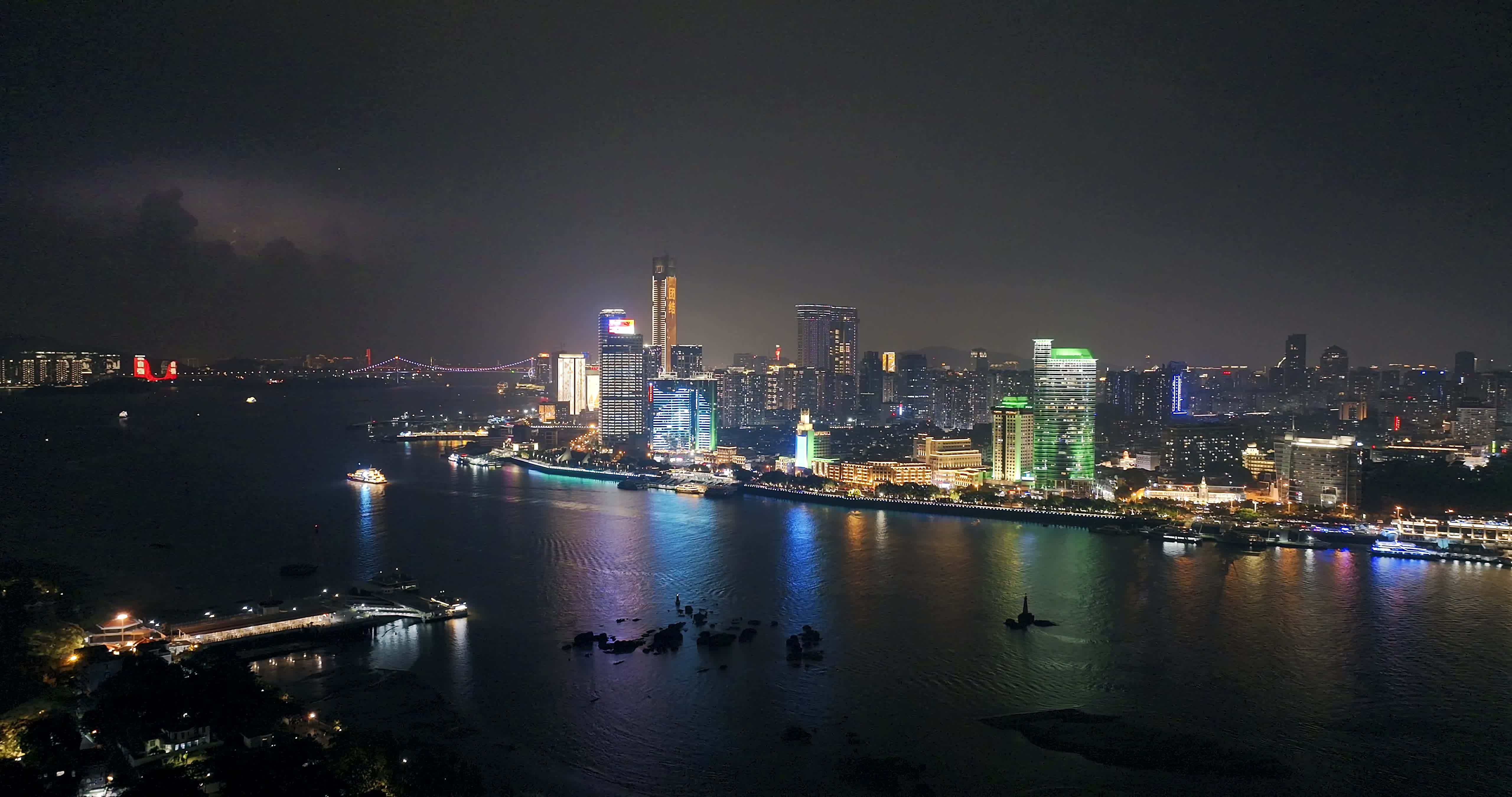 航拍鹭江道夜景灯光视频素材画面1