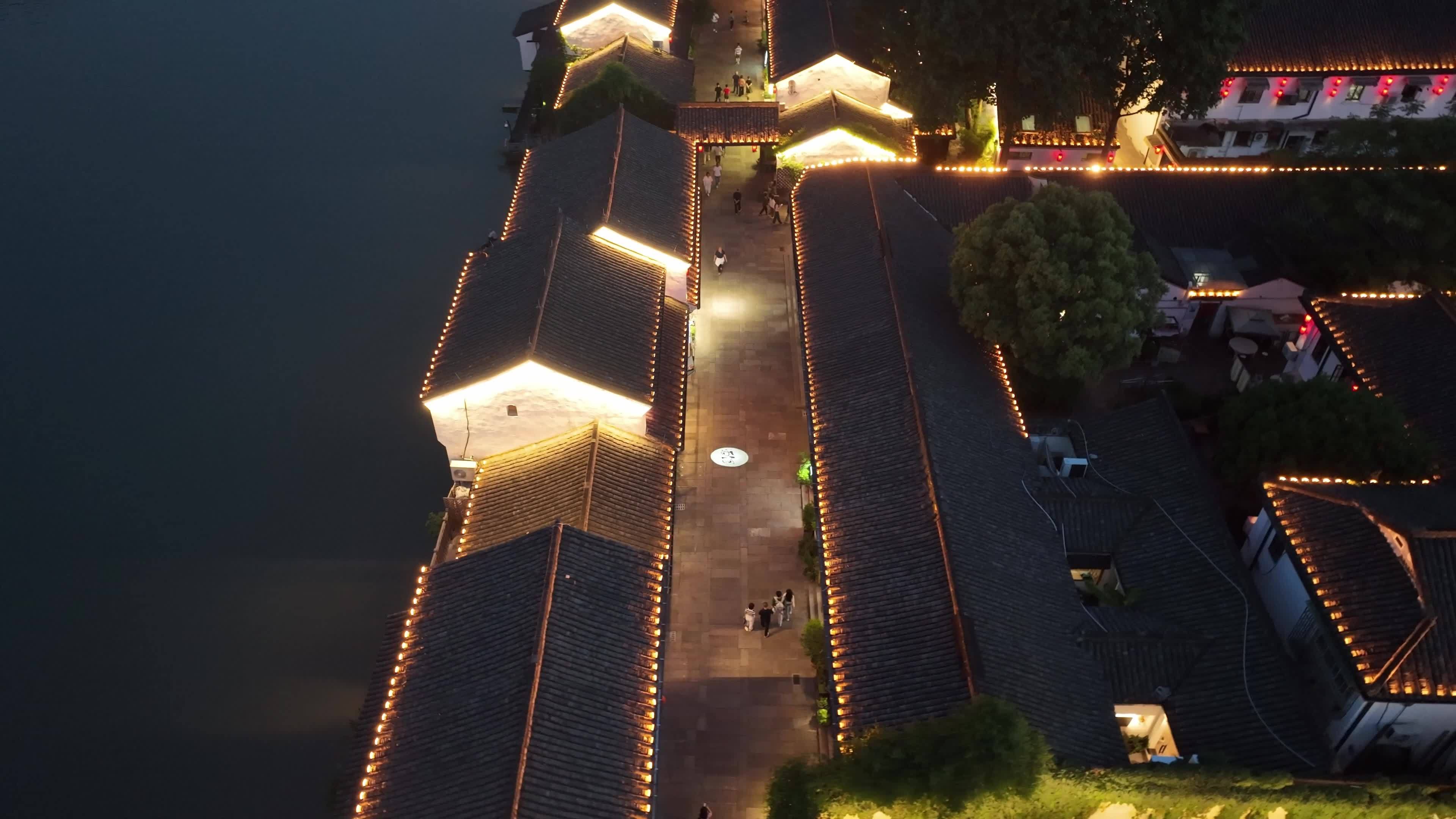 杭州地标拱宸桥及桥西历史街区蓝调灯光夜景视频素材画面1