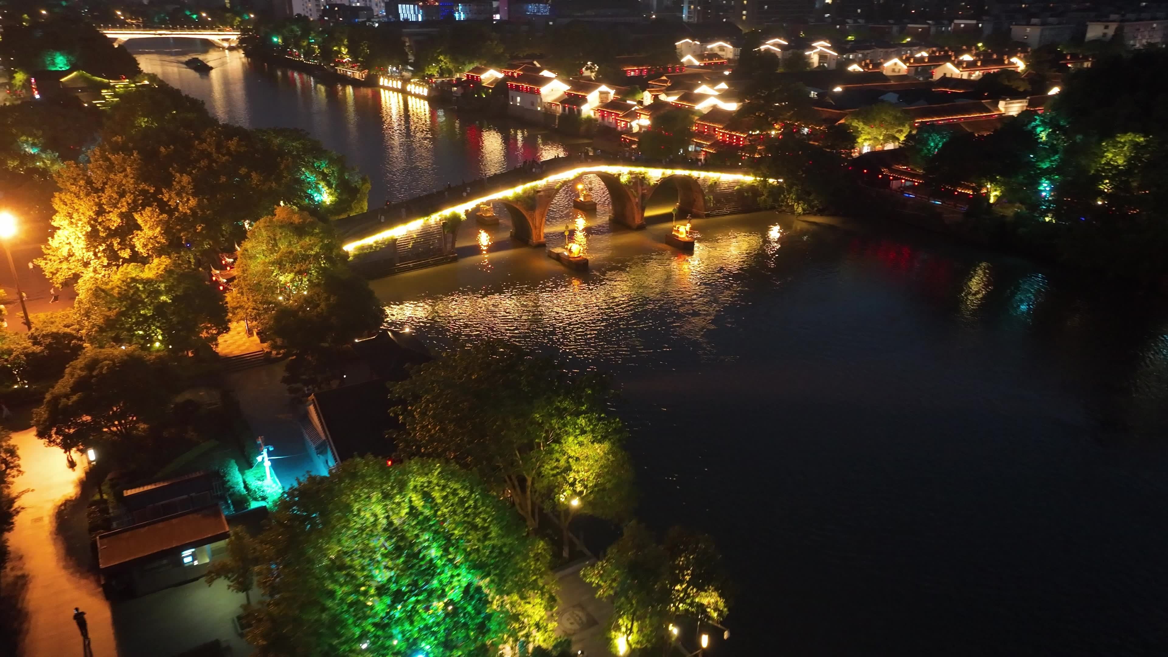 杭州地标拱宸桥及桥西历史街区蓝调灯光夜景视频素材画面4