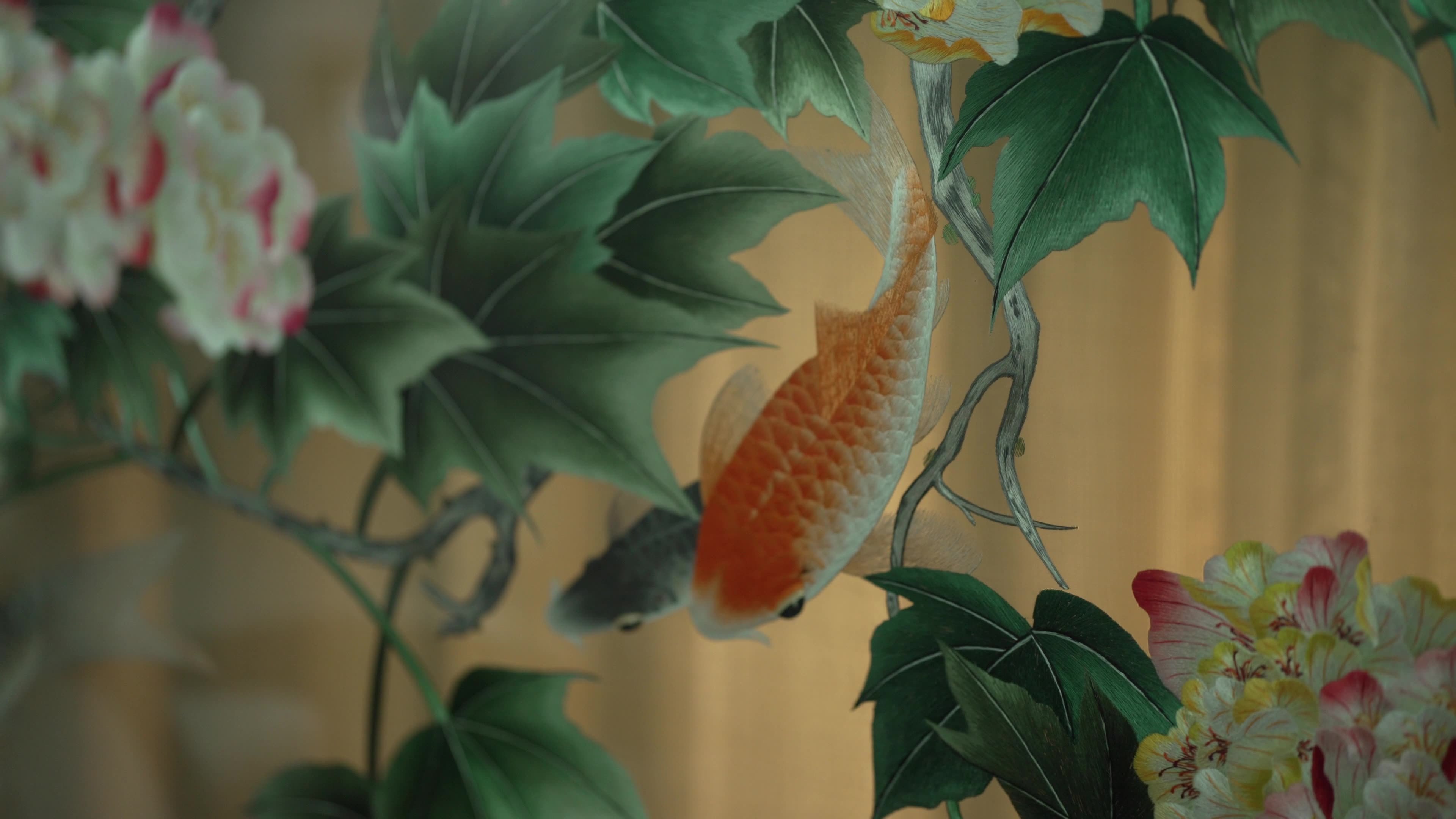 中式屏风花鸟刺绣视频素材画面1