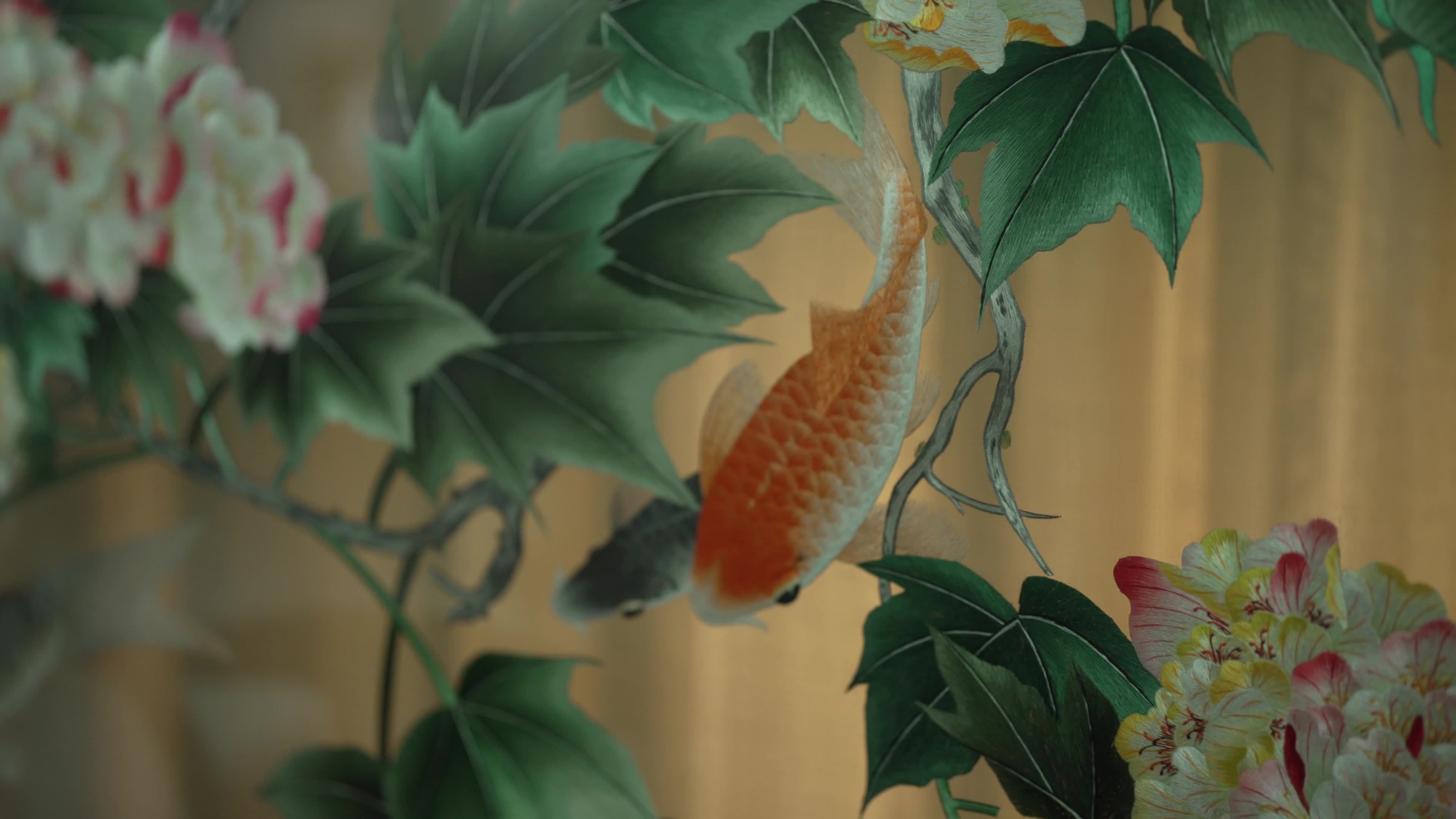 中式屏风花鸟刺绣视频素材画面2