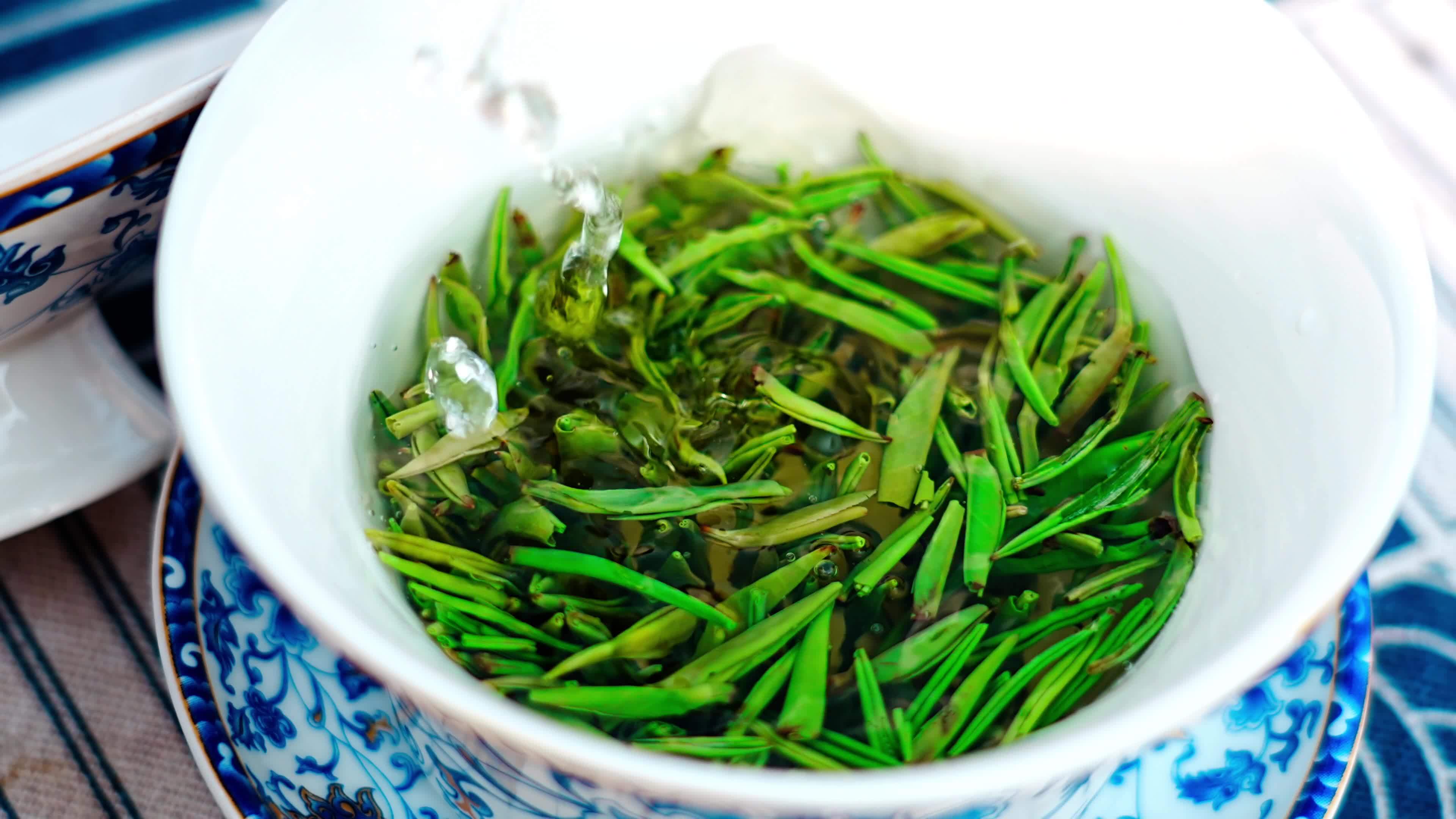 湖边青花瓷茶具特写视频素材画面1