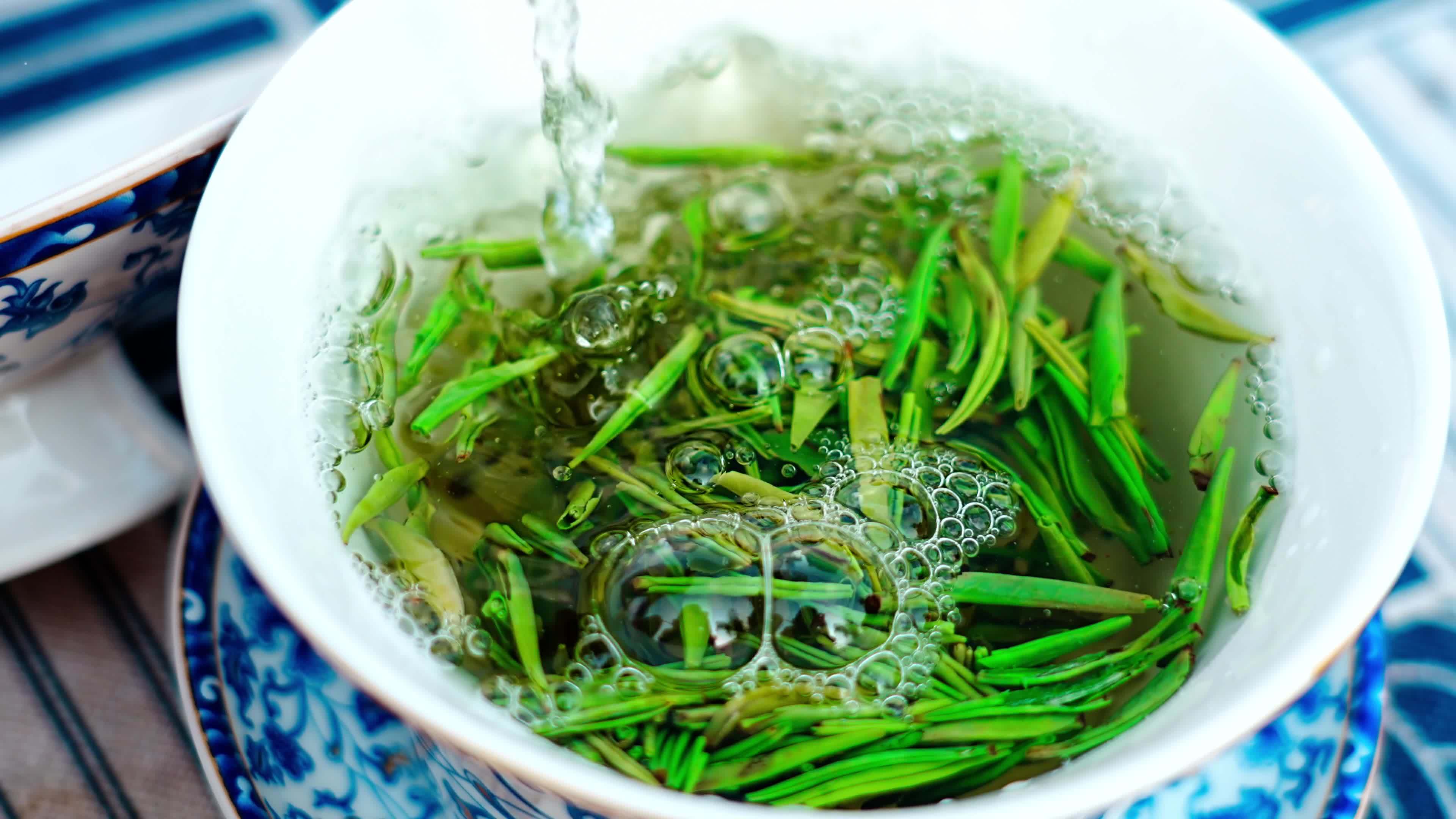 湖边青花瓷茶具特写视频素材画面2