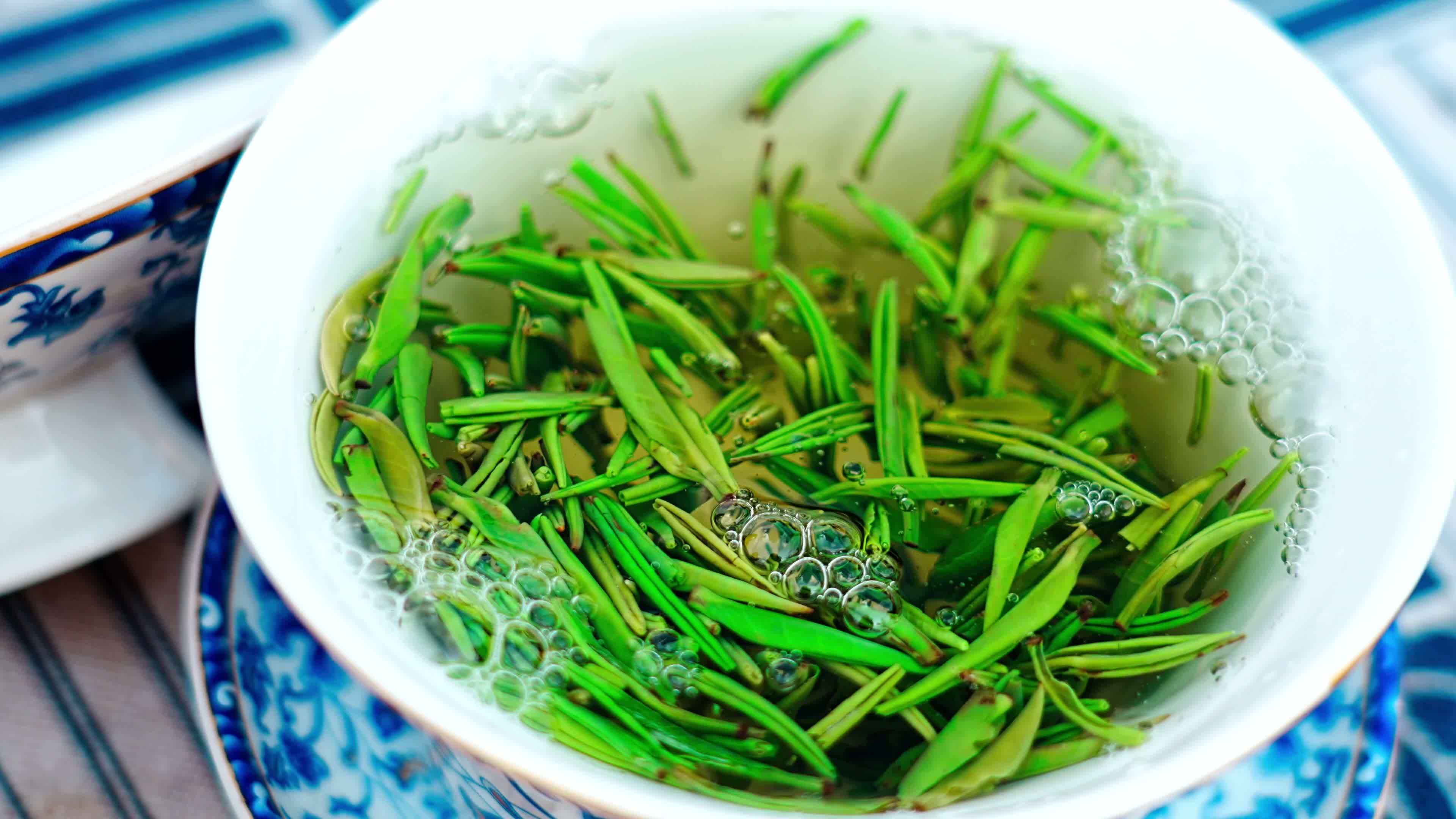 湖边青花瓷茶具特写视频素材画面3