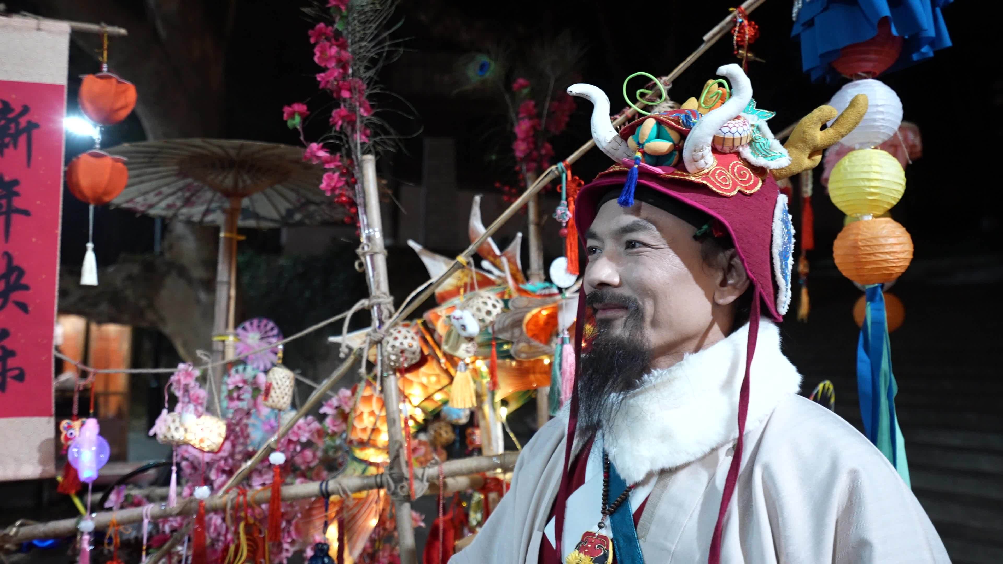 4K城隍庙会里的卖货郎视频素材画面1