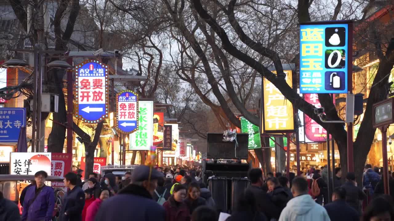 西安钟楼回民街空镜视频素材画面4