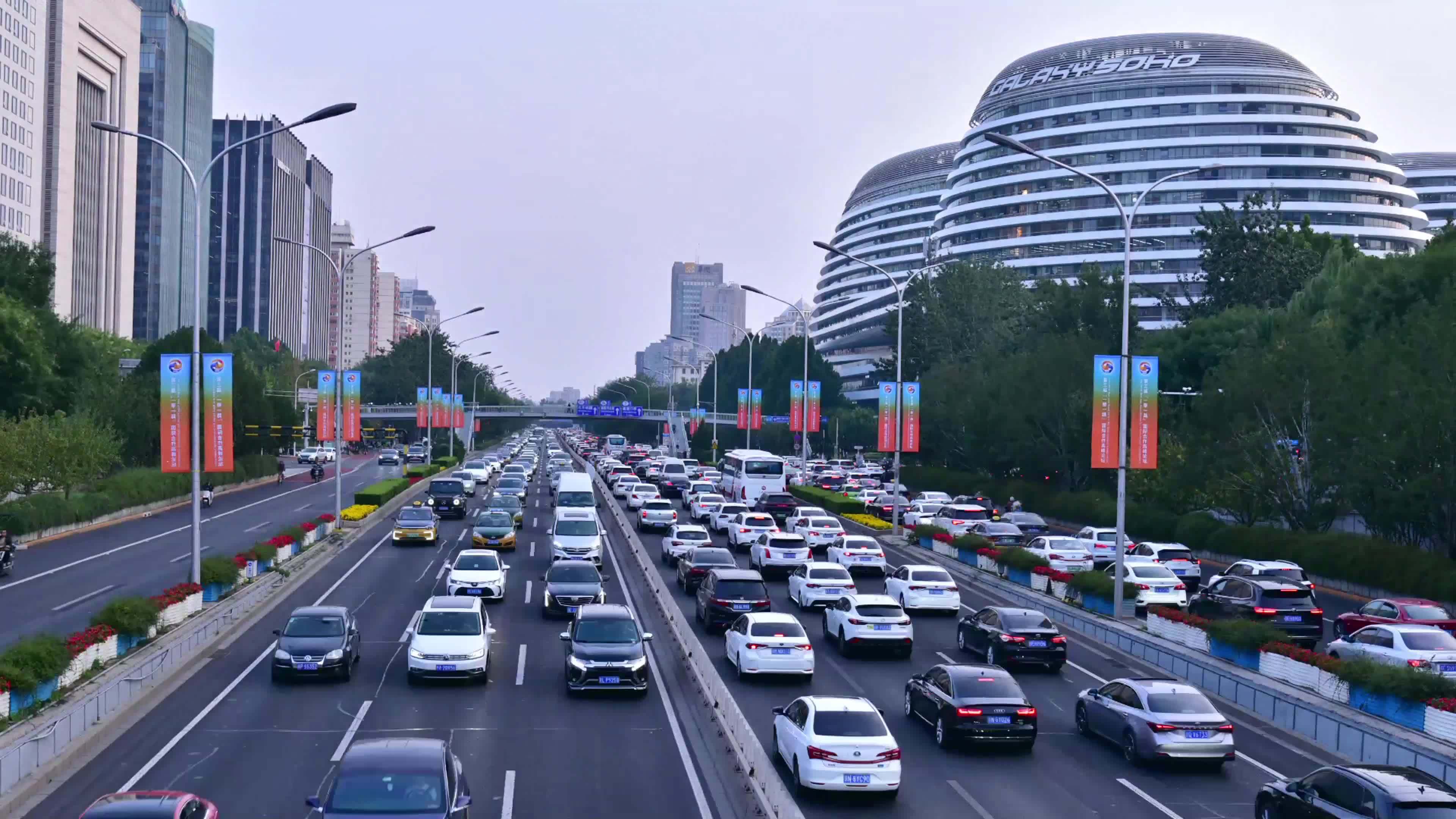 北京朝外SOHO车流延时视频素材画面1