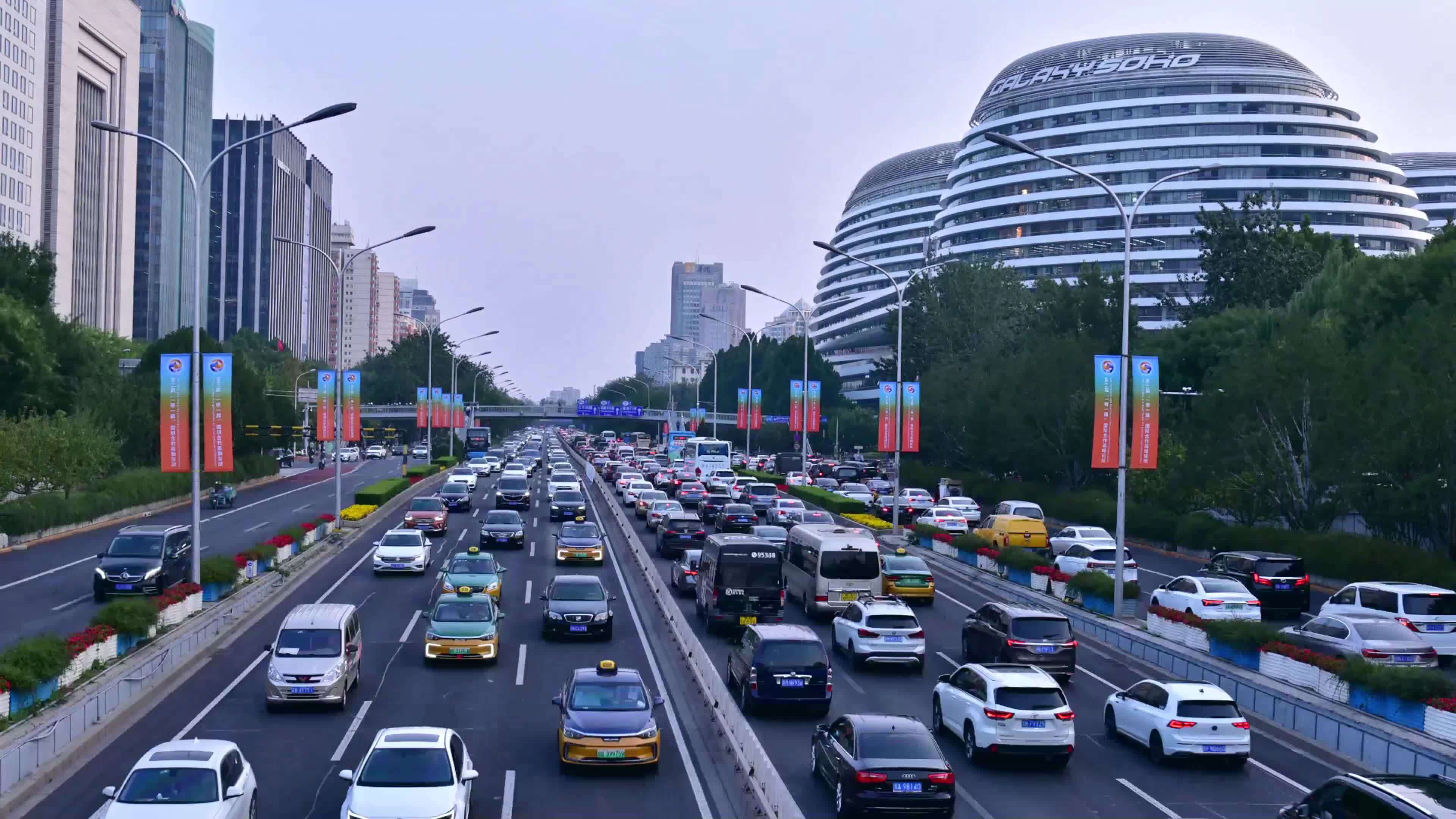 北京朝外SOHO车流延时视频素材画面4