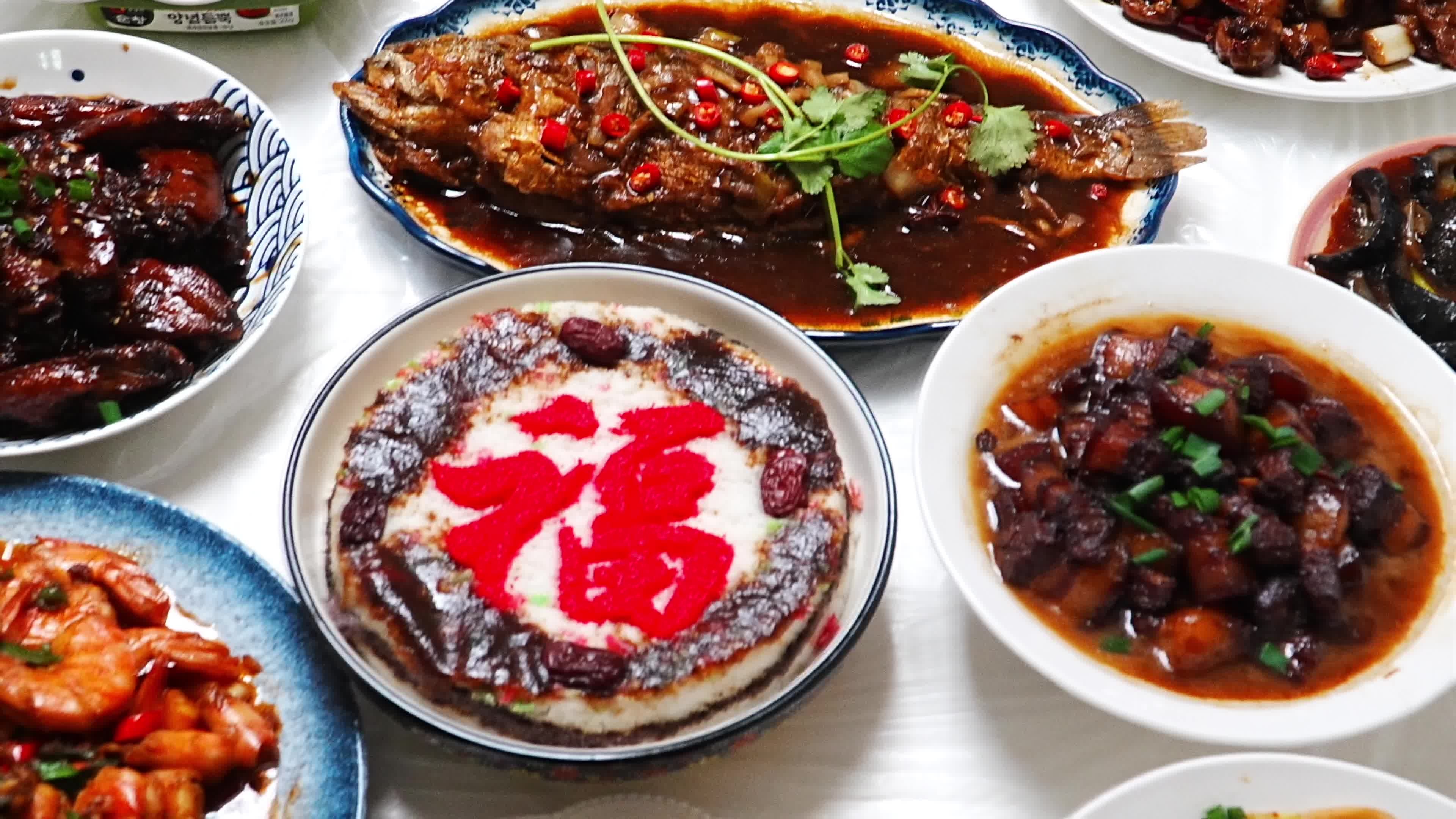 春节元宵节家庭聚餐美食年夜饭4k视频素材画面3