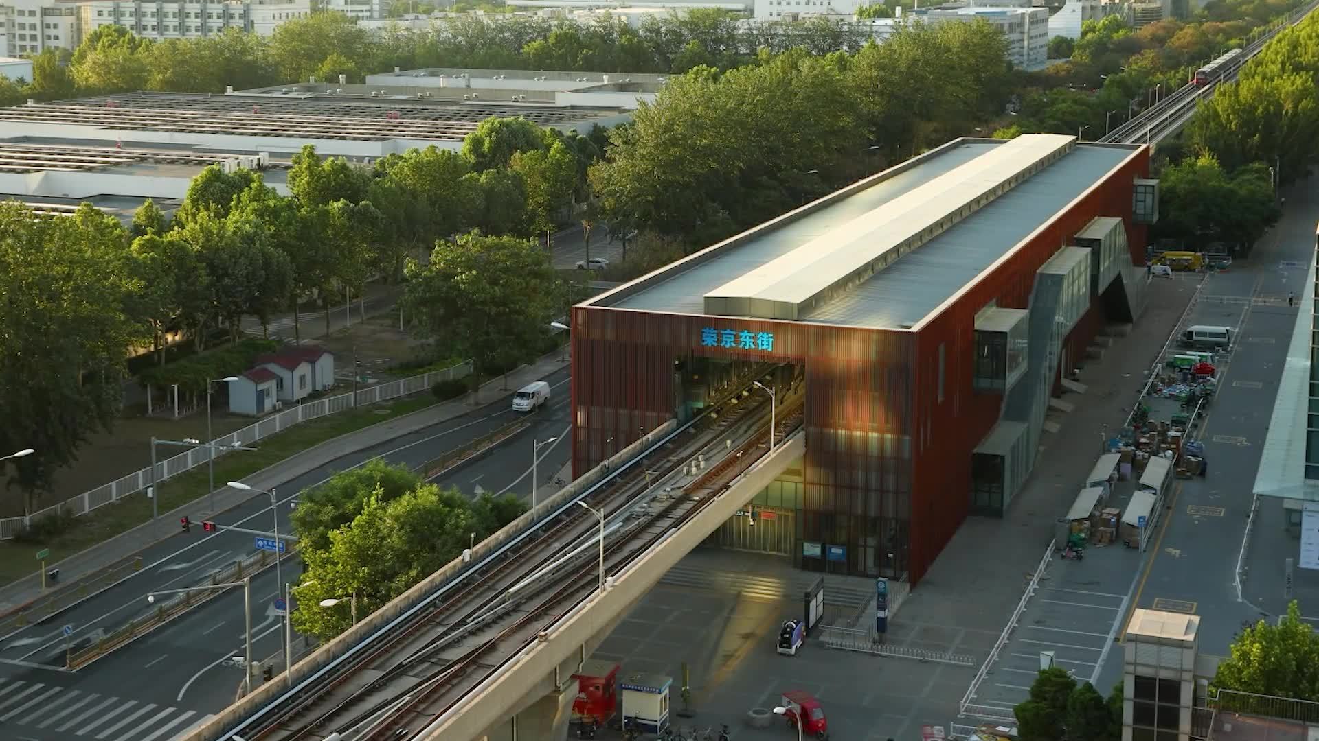 亦庄荣京东街地铁站清晨光影延时视频素材画面1