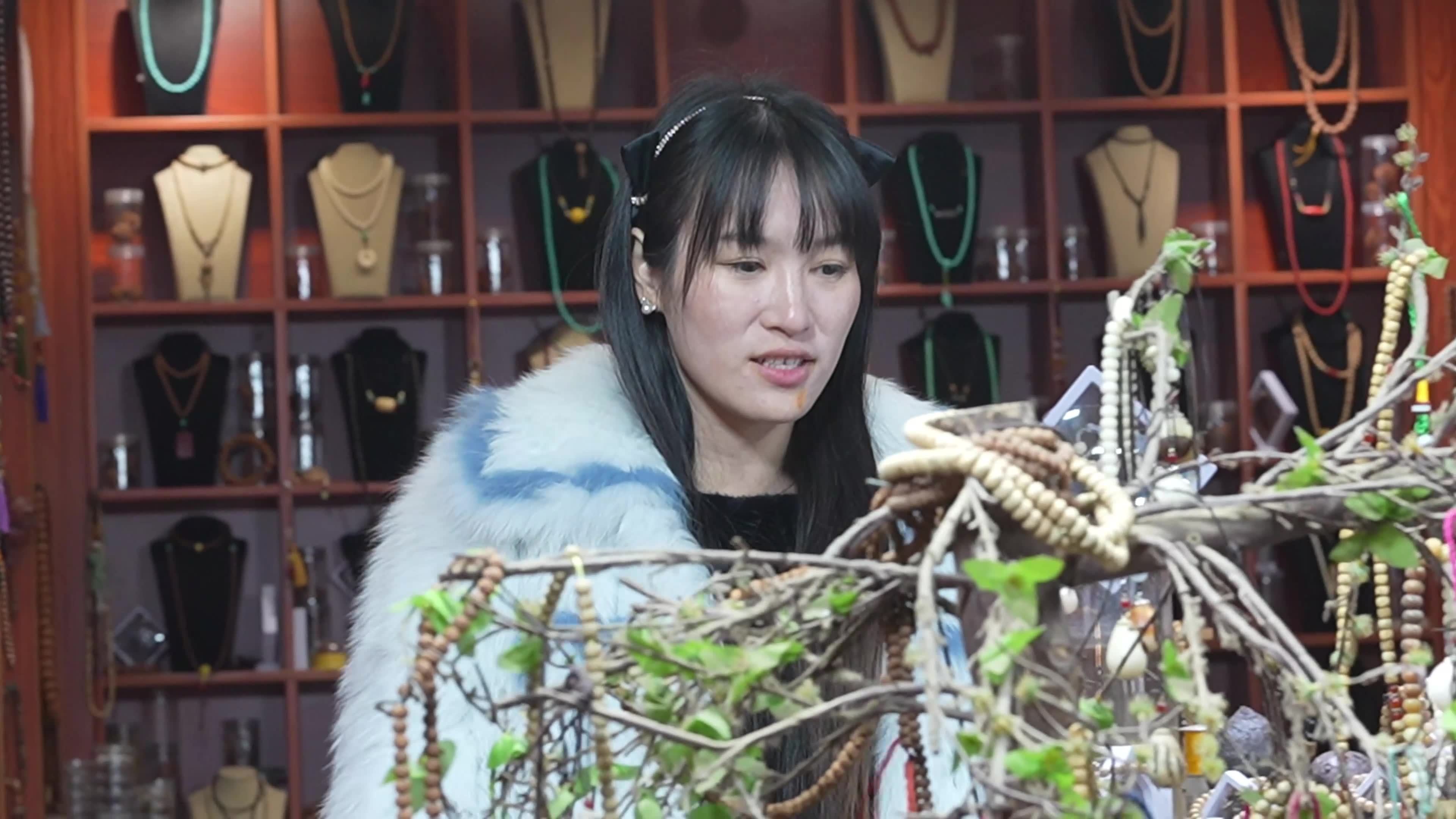 西安鼓楼回民街西羊市春节游客(2)视频素材画面1