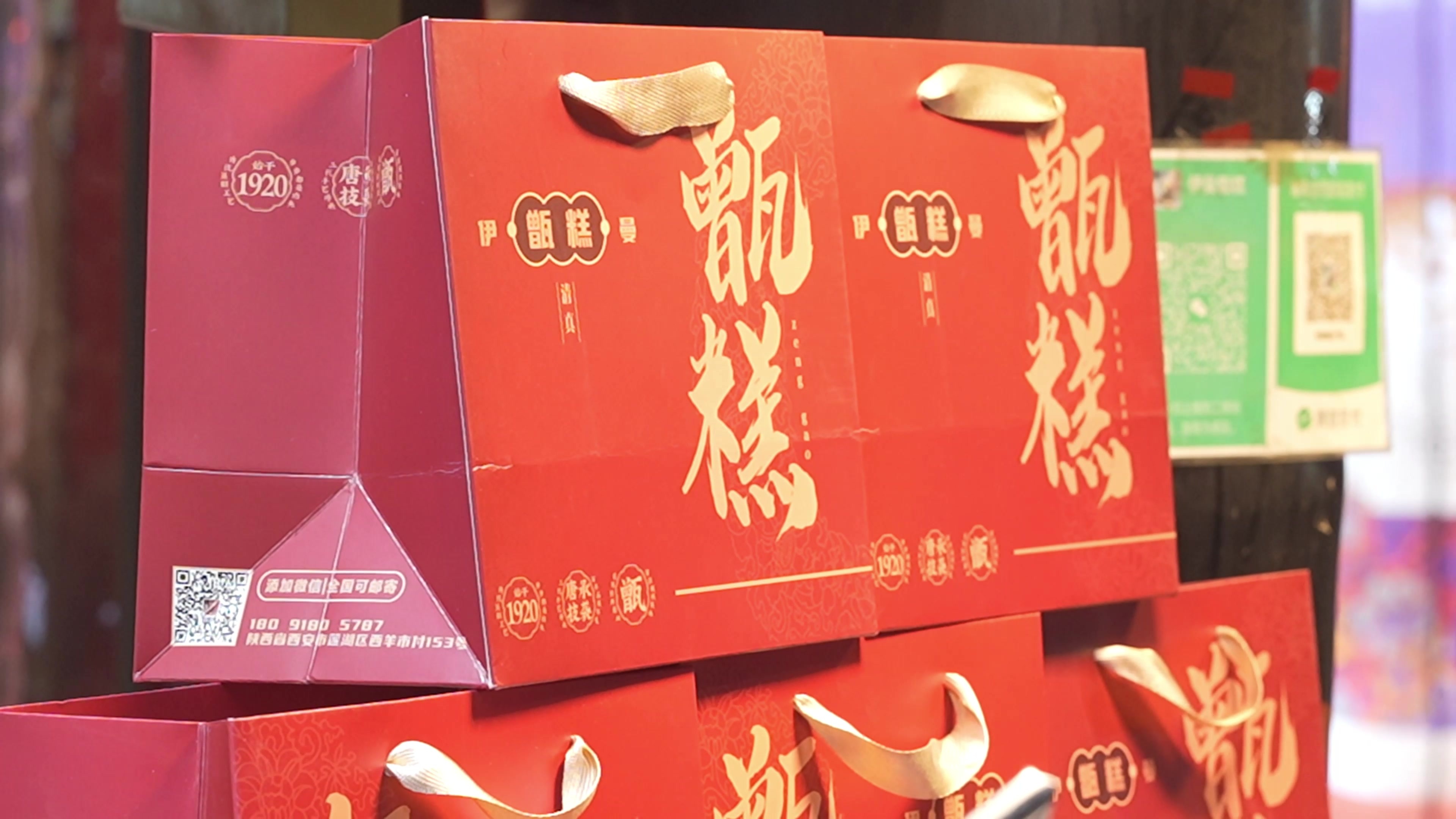 西安鼓楼回民街西羊市春节游客(2)视频素材画面4
