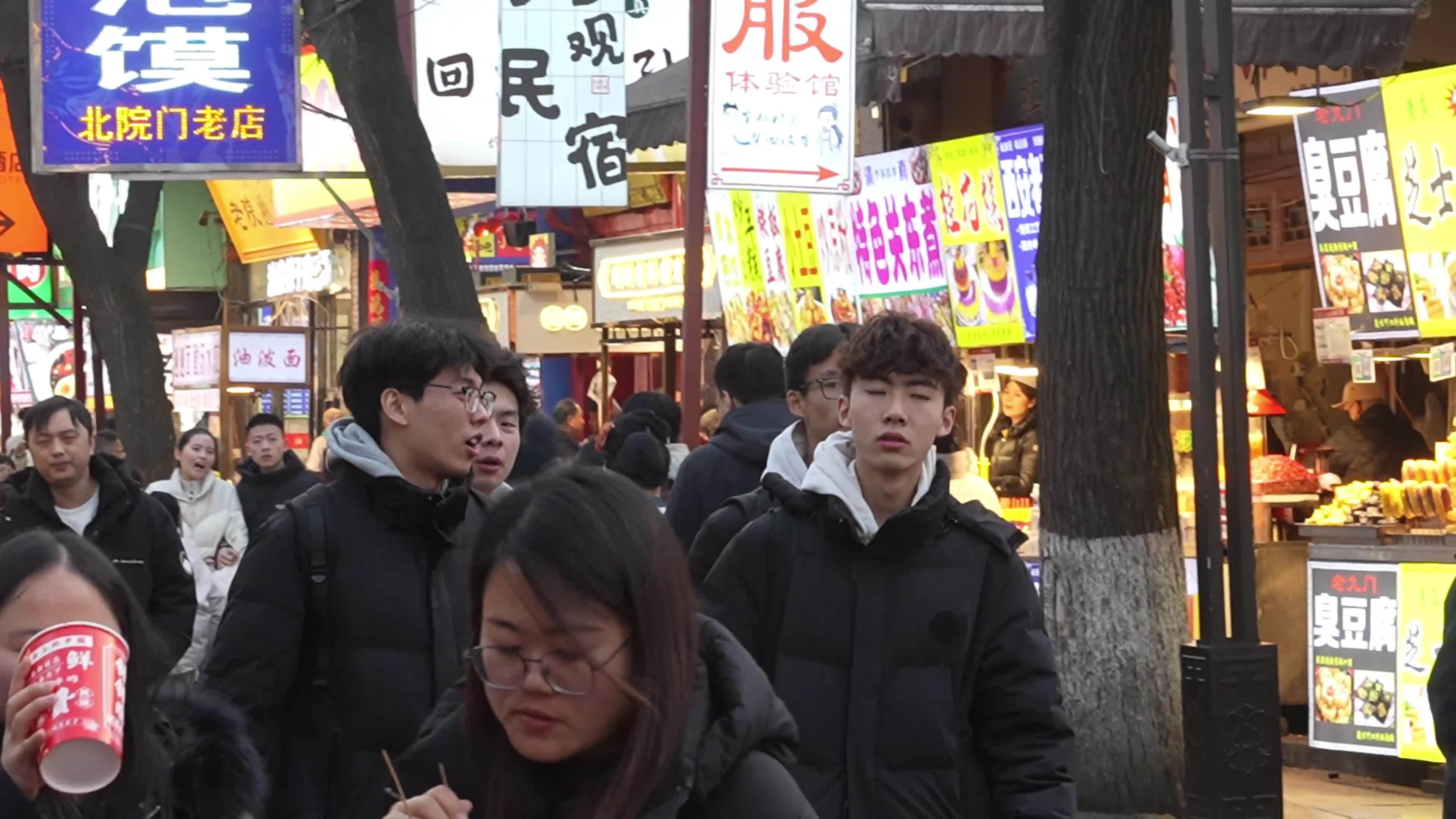 西安过年年味游客夜市回民街(1)视频素材画面2