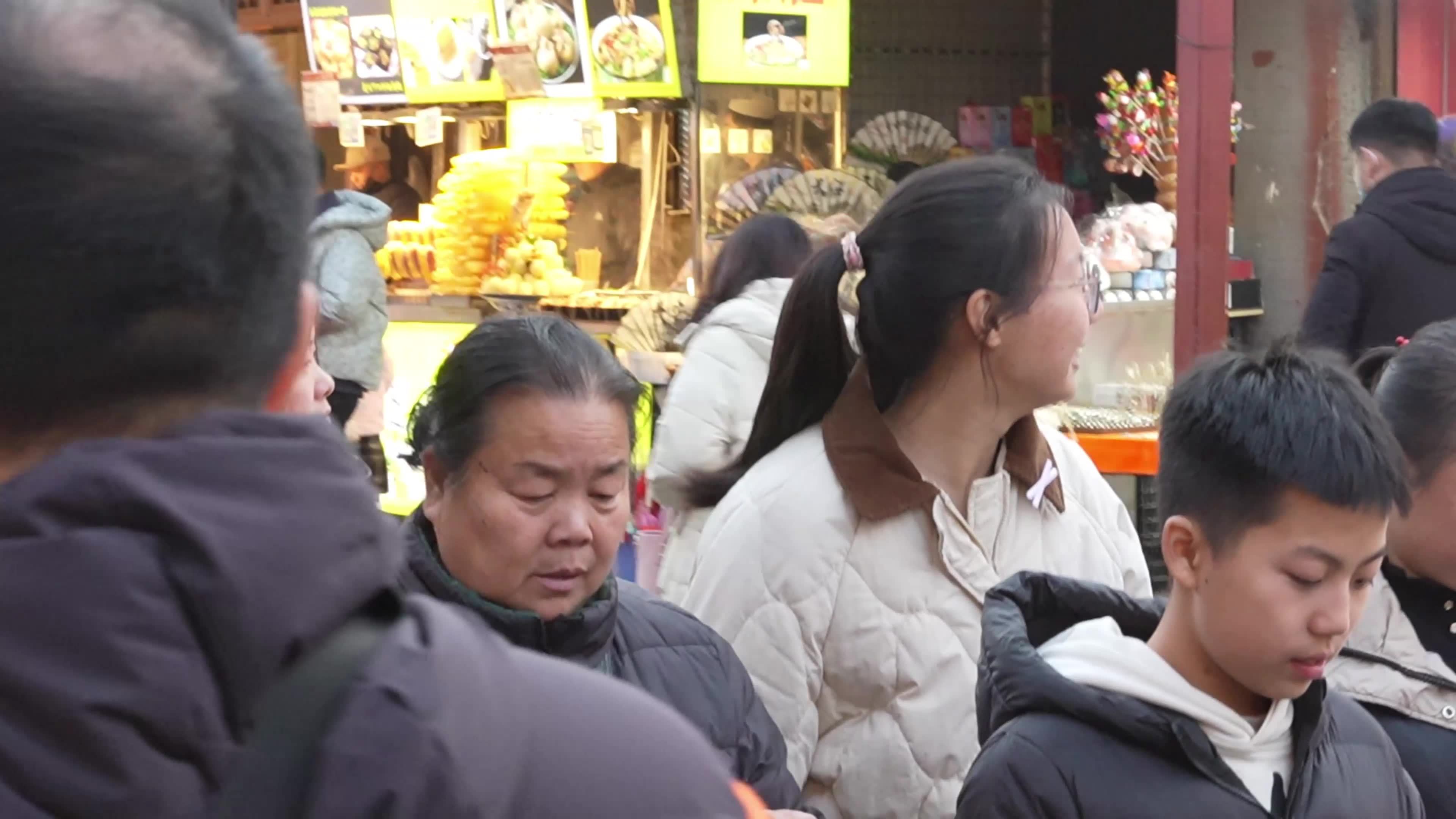 西安过年年味游客夜市回民街(1)视频素材画面4