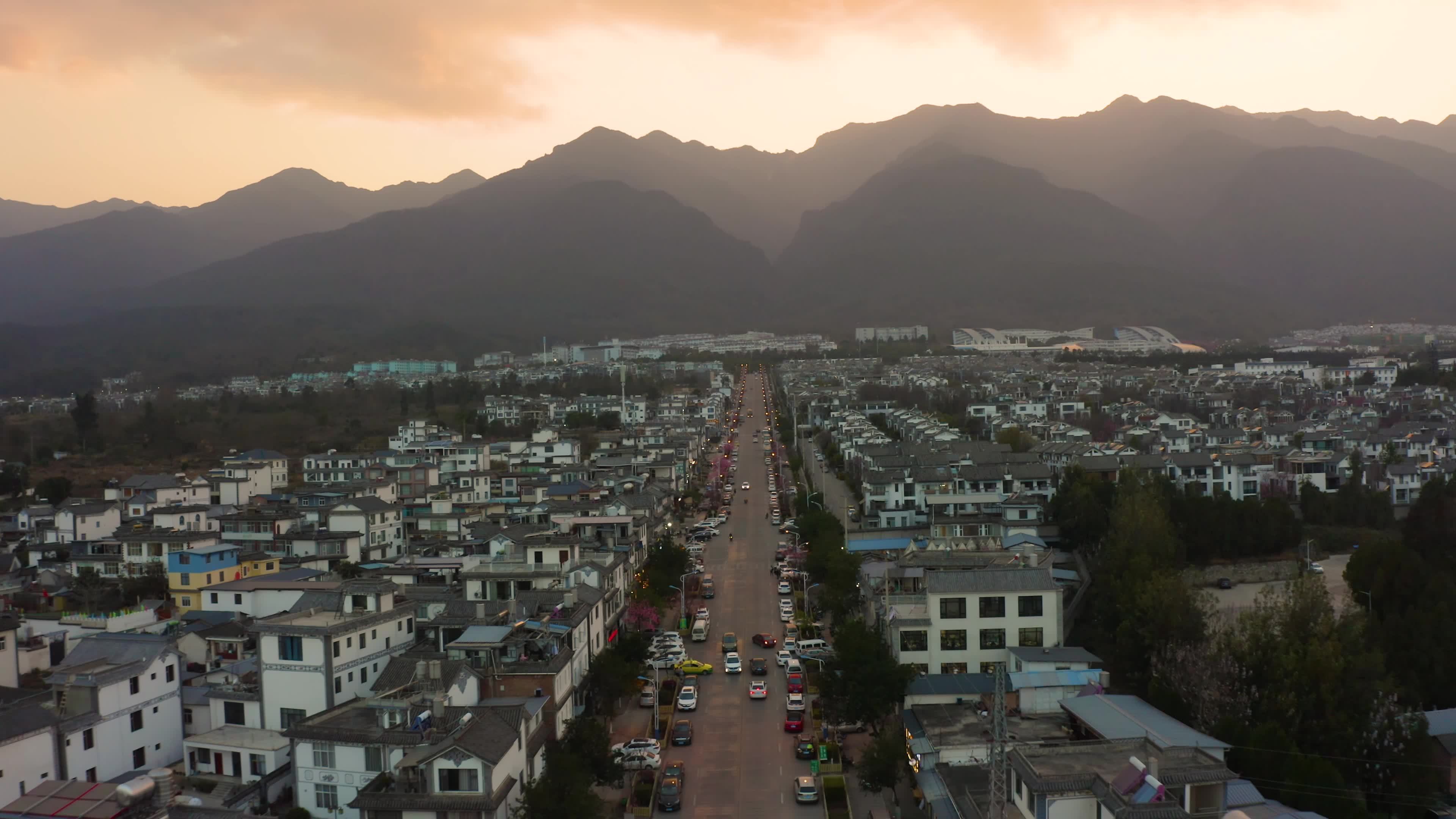 航拍大理的网红公路和洱海视频素材画面1