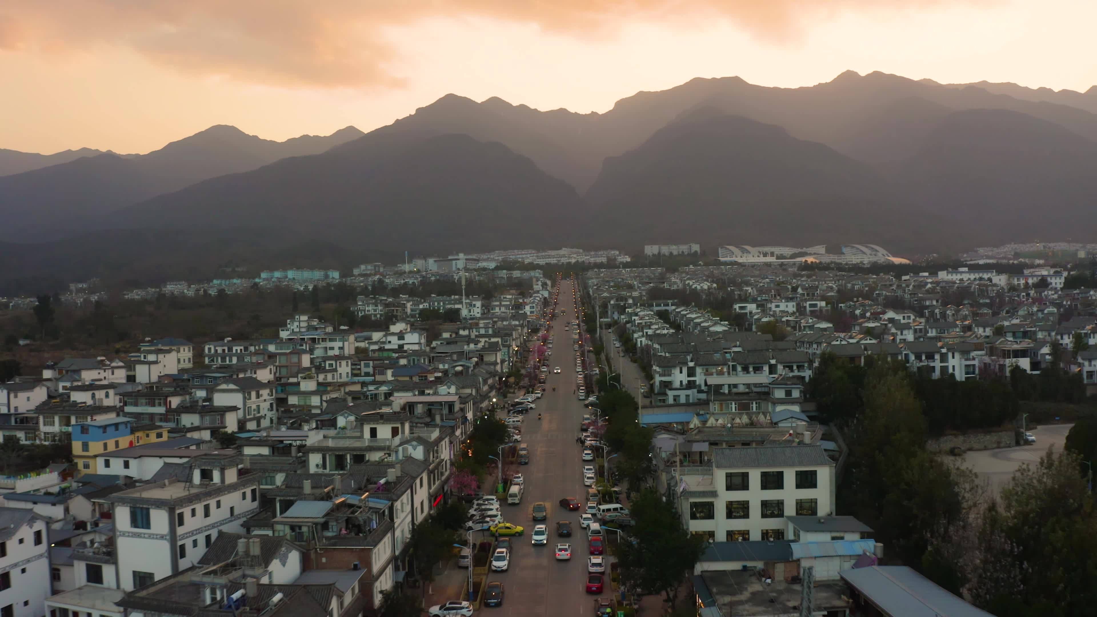 航拍大理的网红公路和洱海视频素材画面2