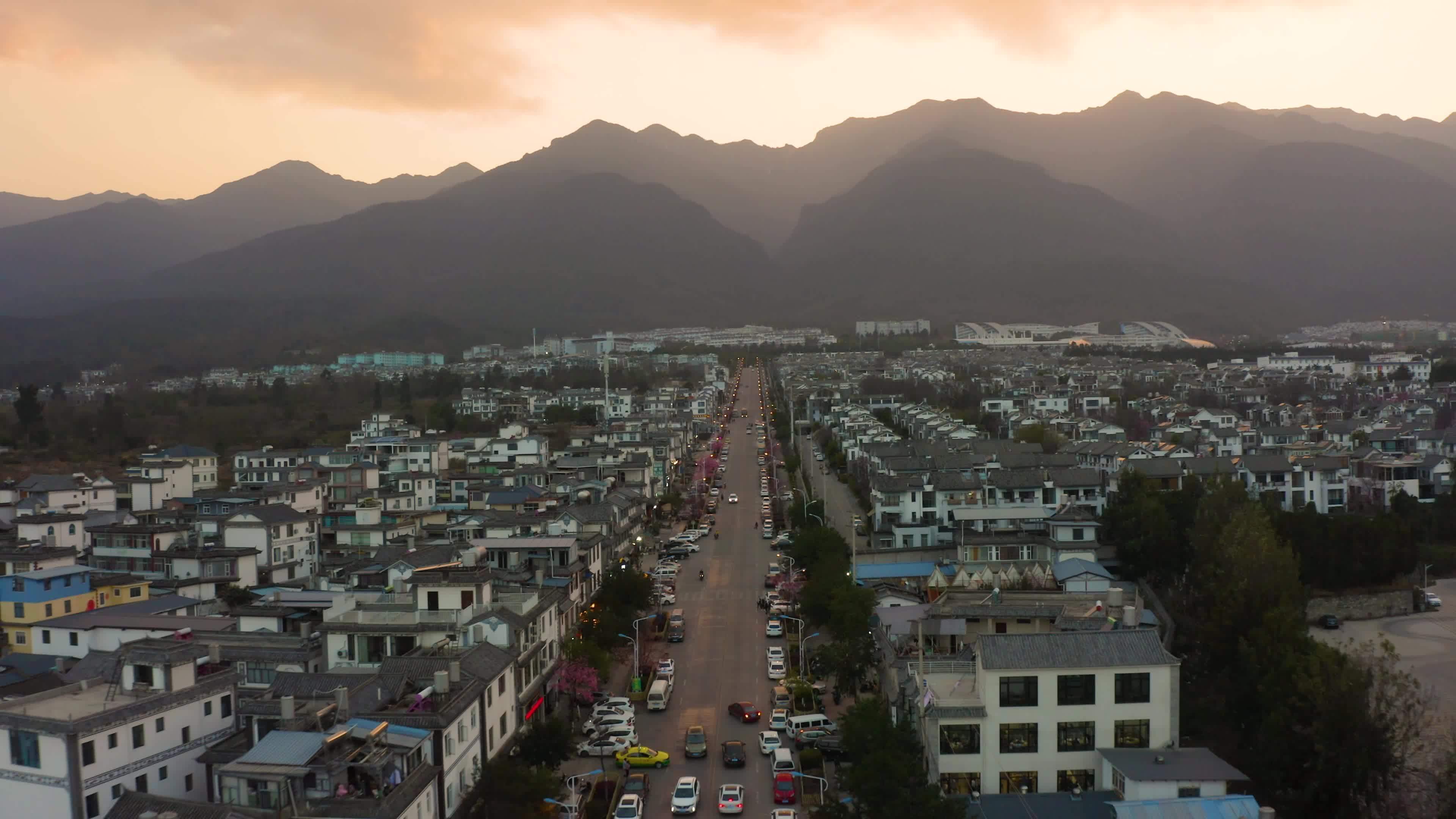 航拍大理的网红公路和洱海视频素材画面3