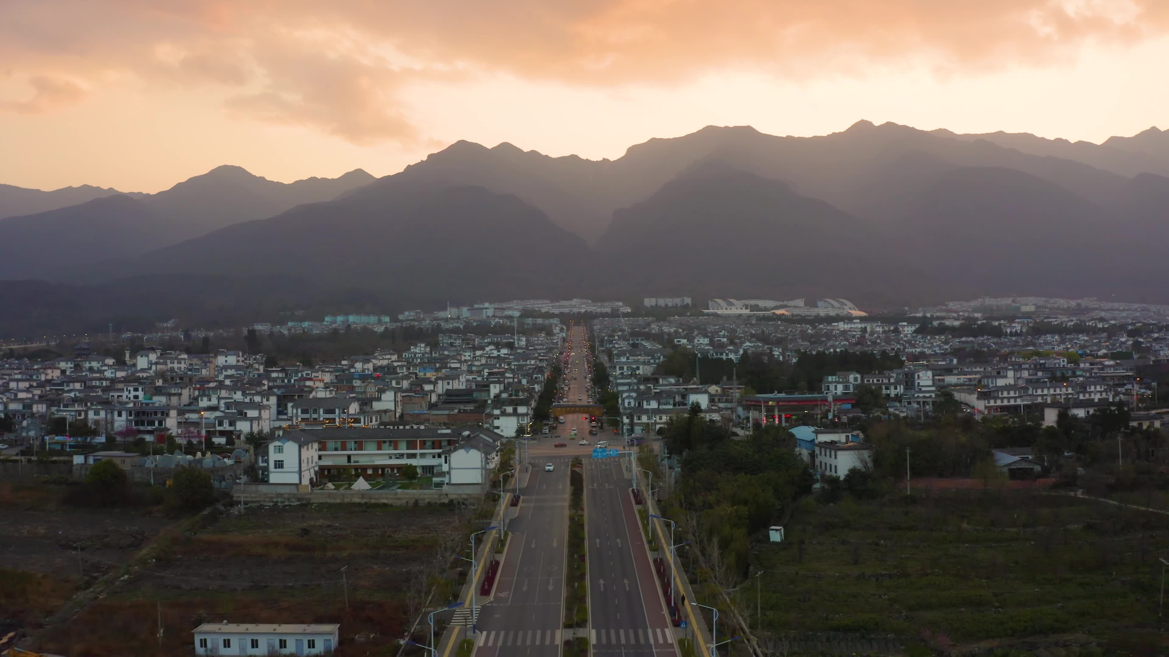 航拍大理的网红公路和洱海视频素材画面1