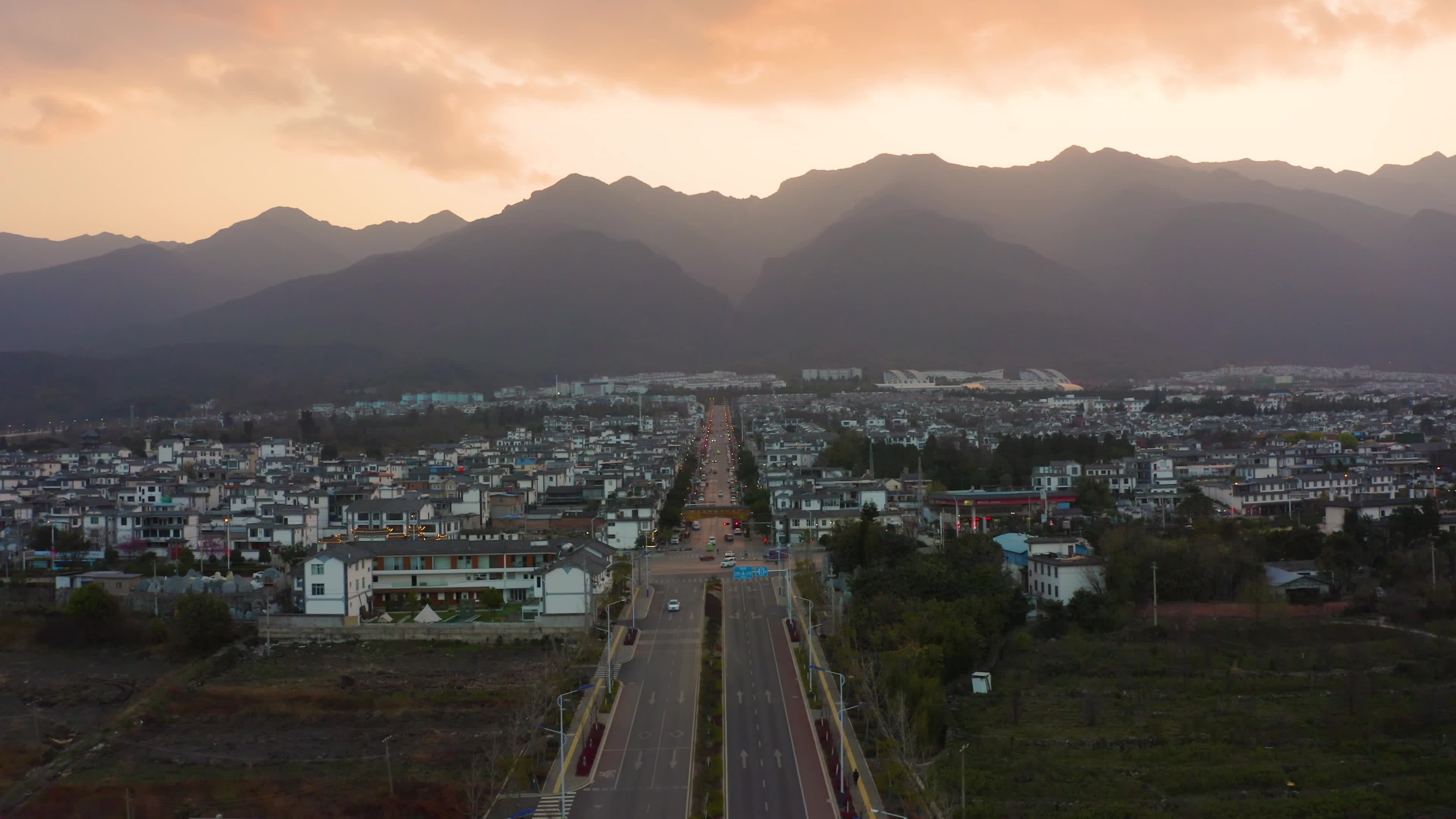 航拍大理的网红公路和洱海视频素材画面2