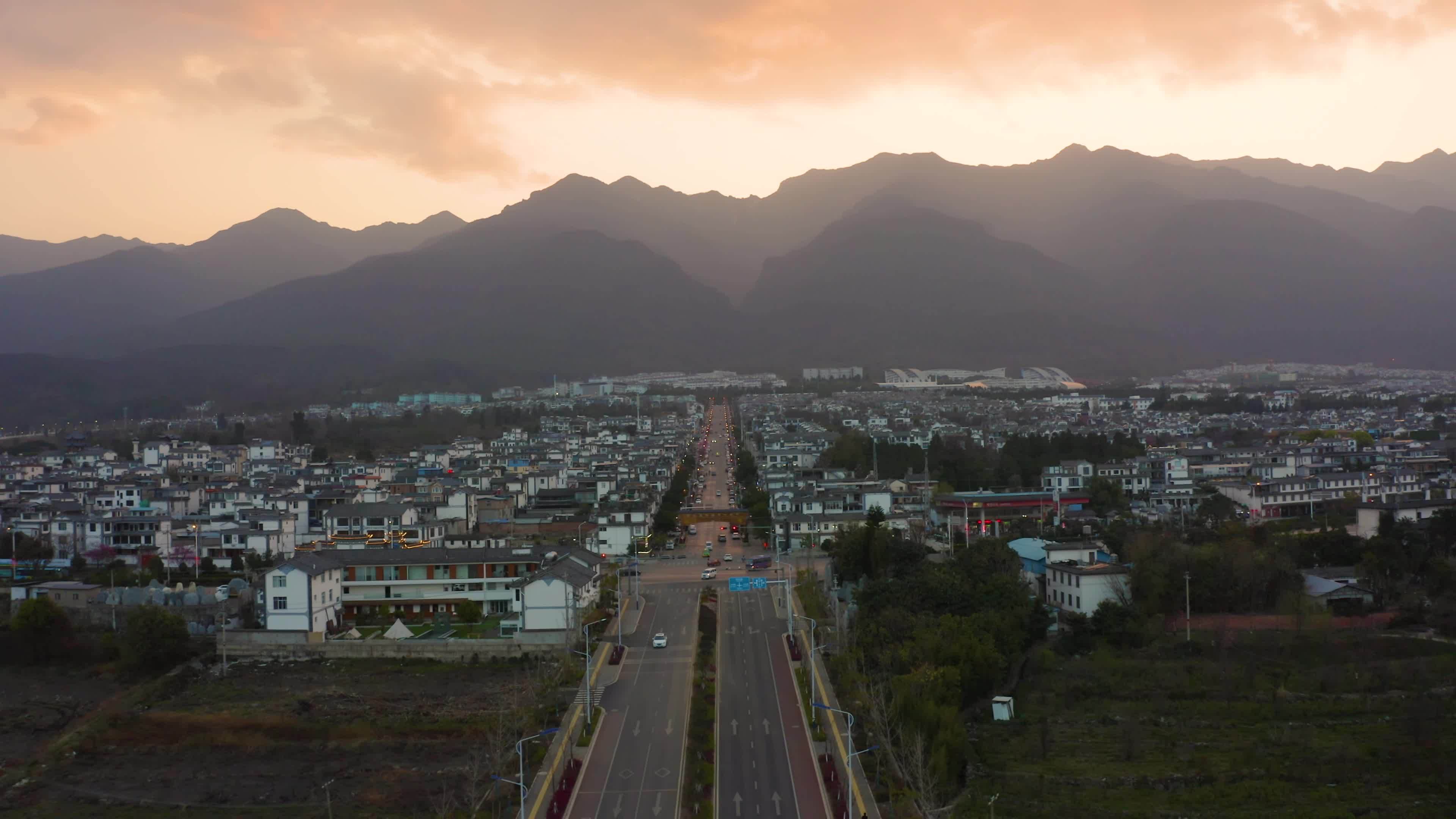 航拍大理的网红公路和洱海视频素材画面3