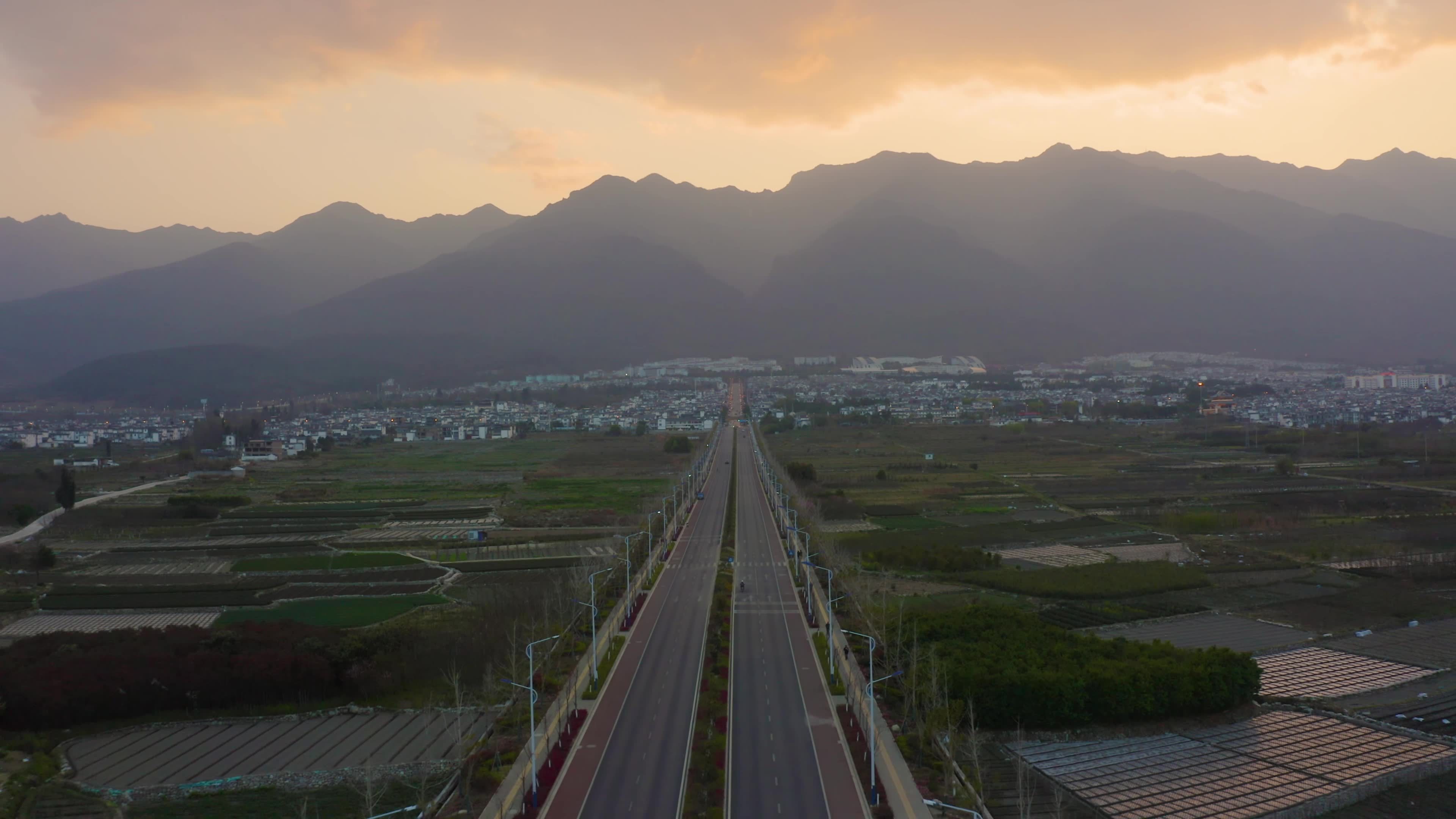 航拍大理的网红公路和洱海视频素材画面1