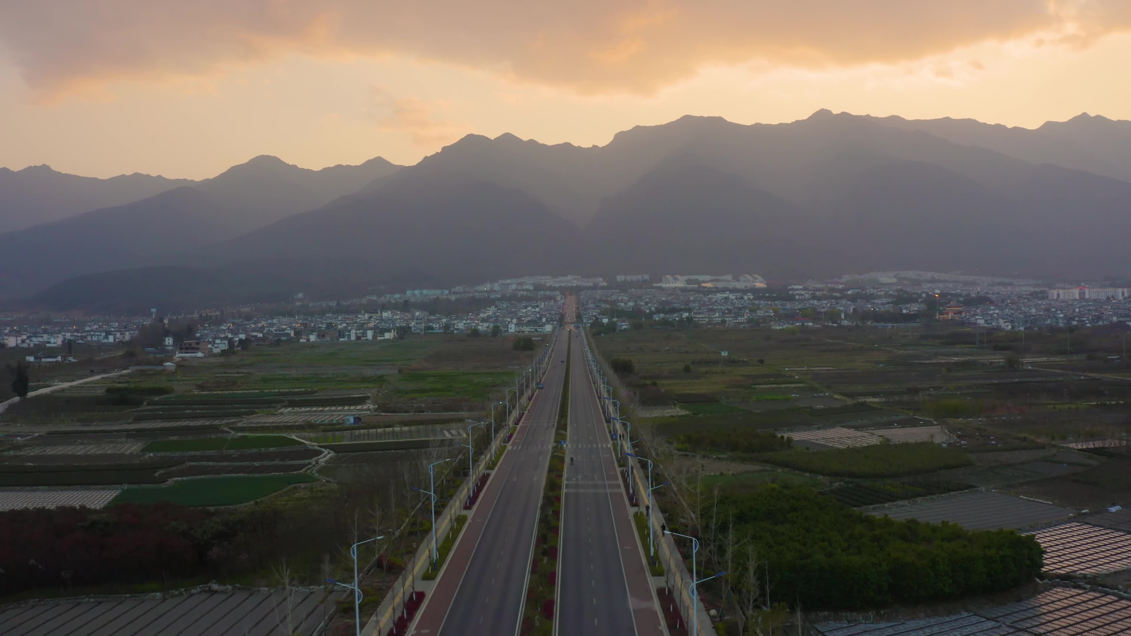 航拍大理的网红公路和洱海视频素材画面2