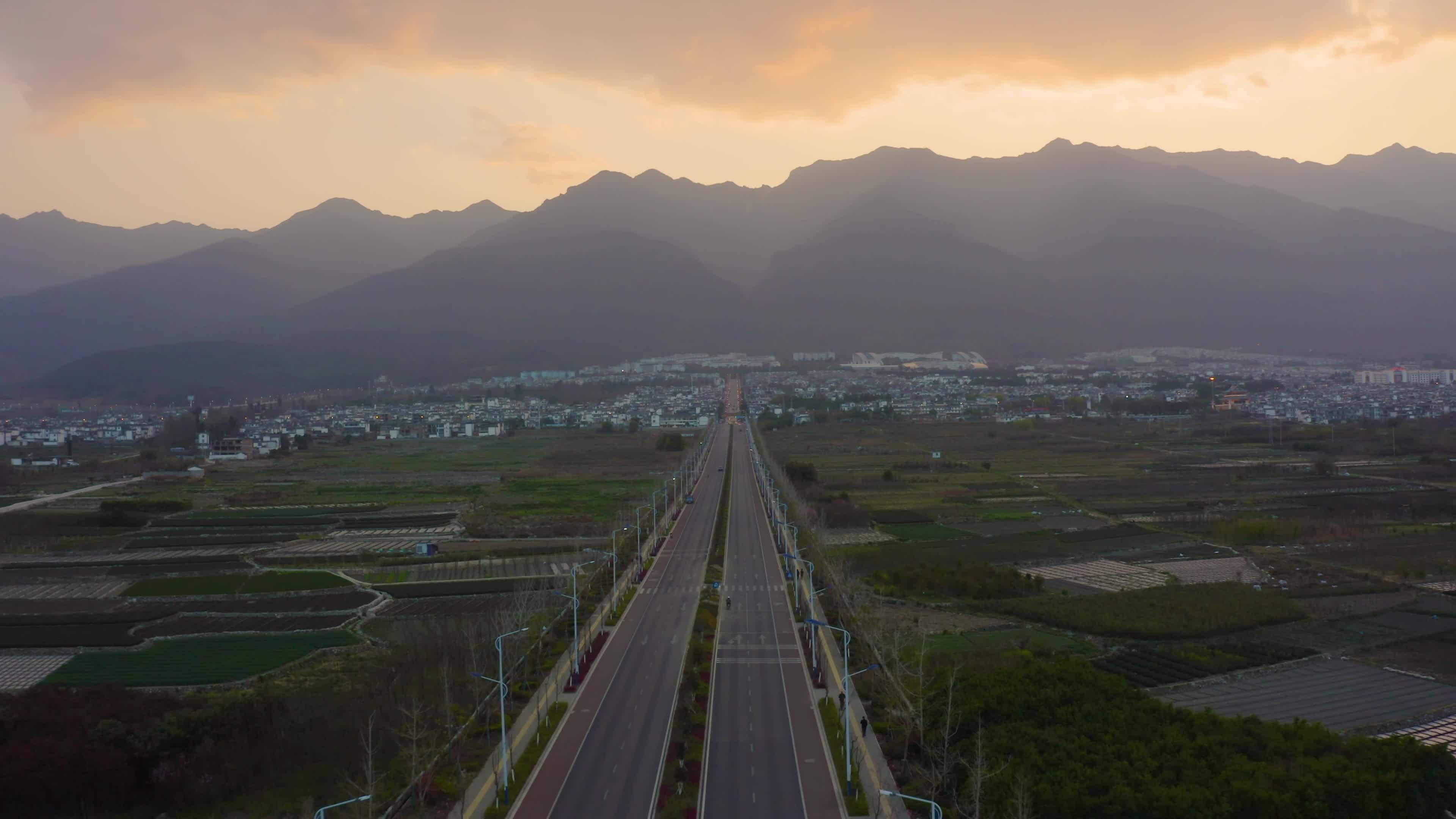 航拍大理的网红公路和洱海视频素材画面3