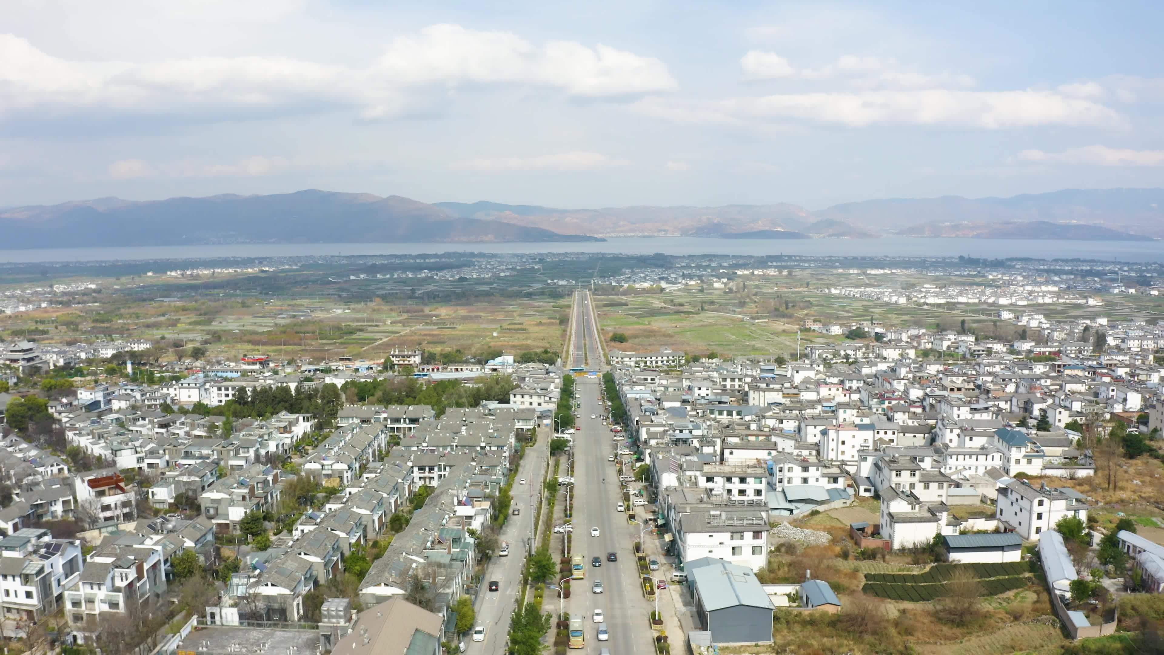 航拍大理的网红公路和洱海视频素材画面1