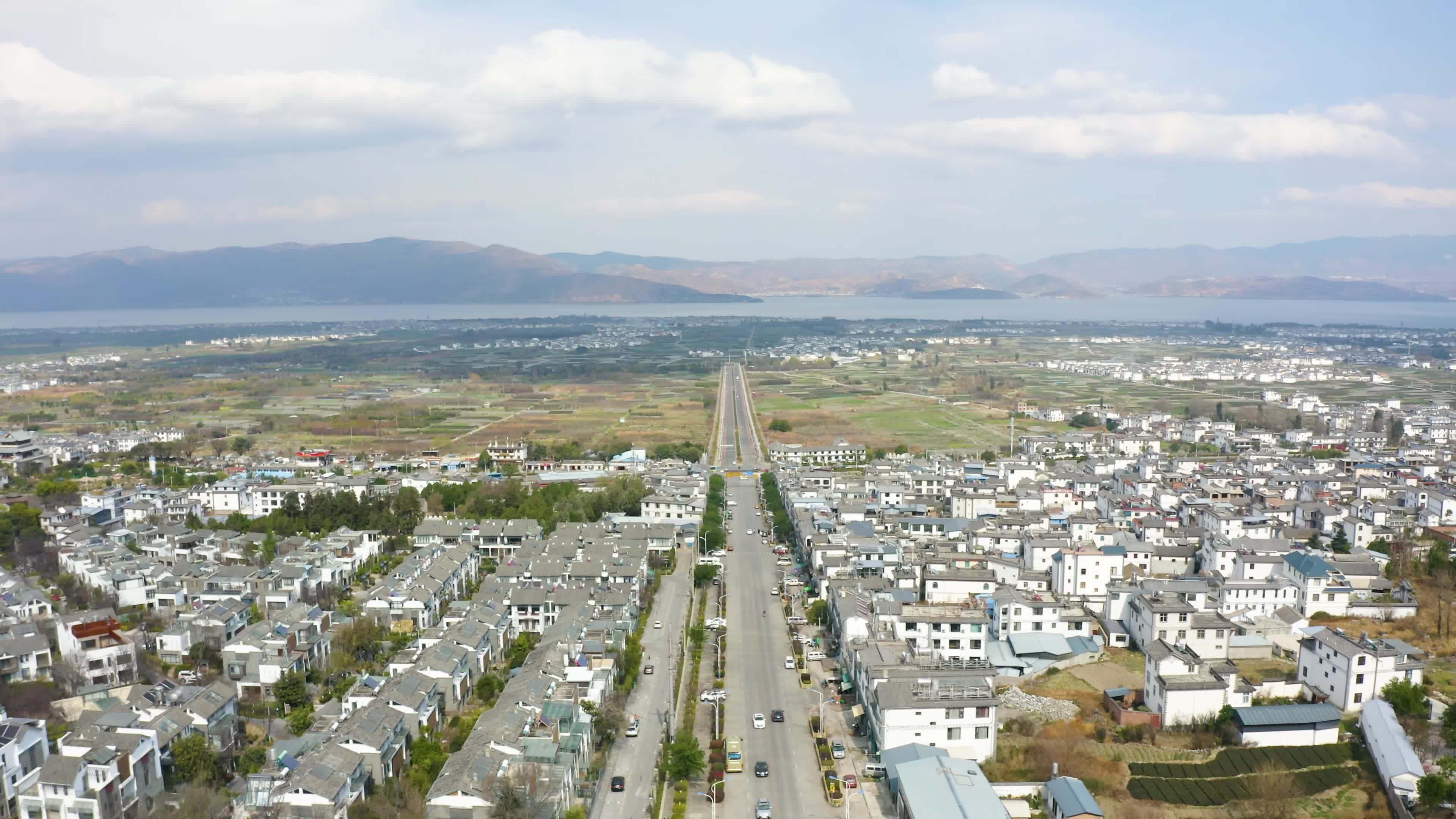 航拍大理的网红公路和洱海视频素材画面2
