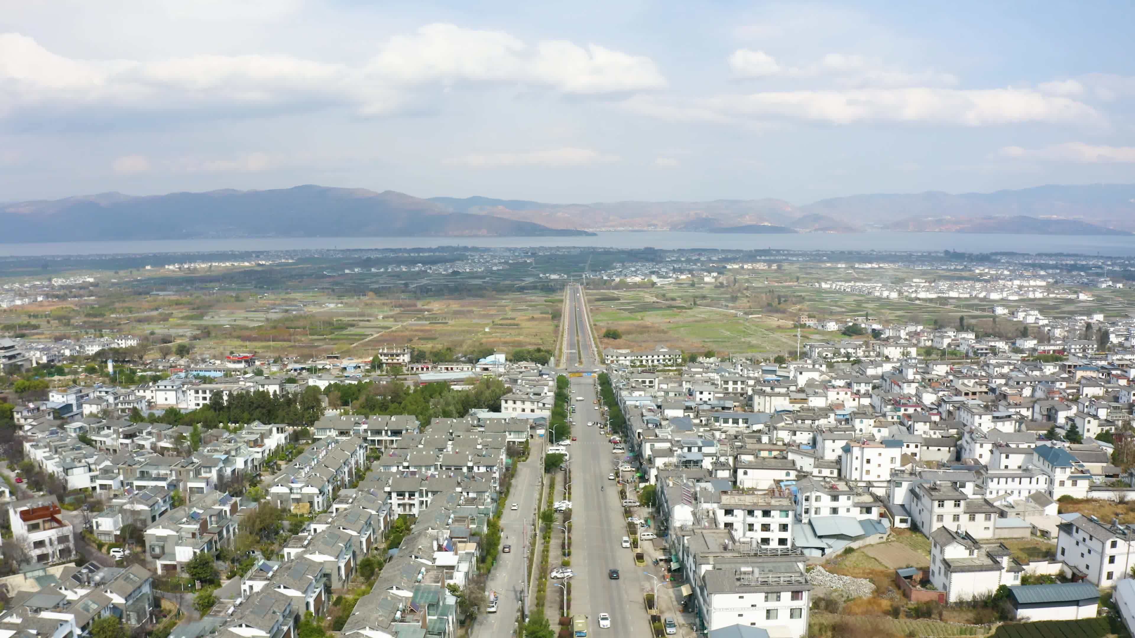 航拍大理的网红公路和洱海视频素材画面3
