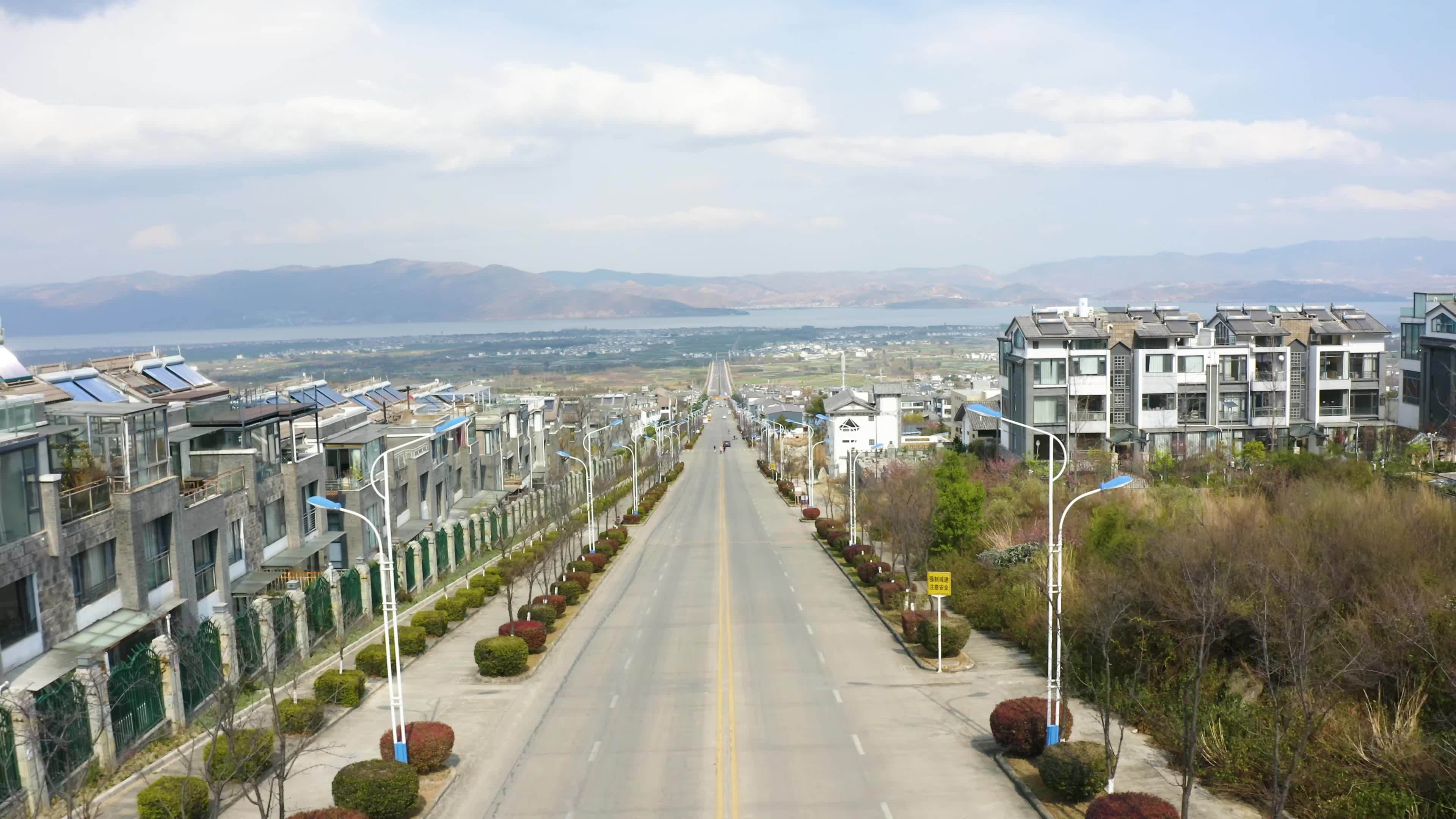 航拍大理的网红公路和洱海视频素材画面1