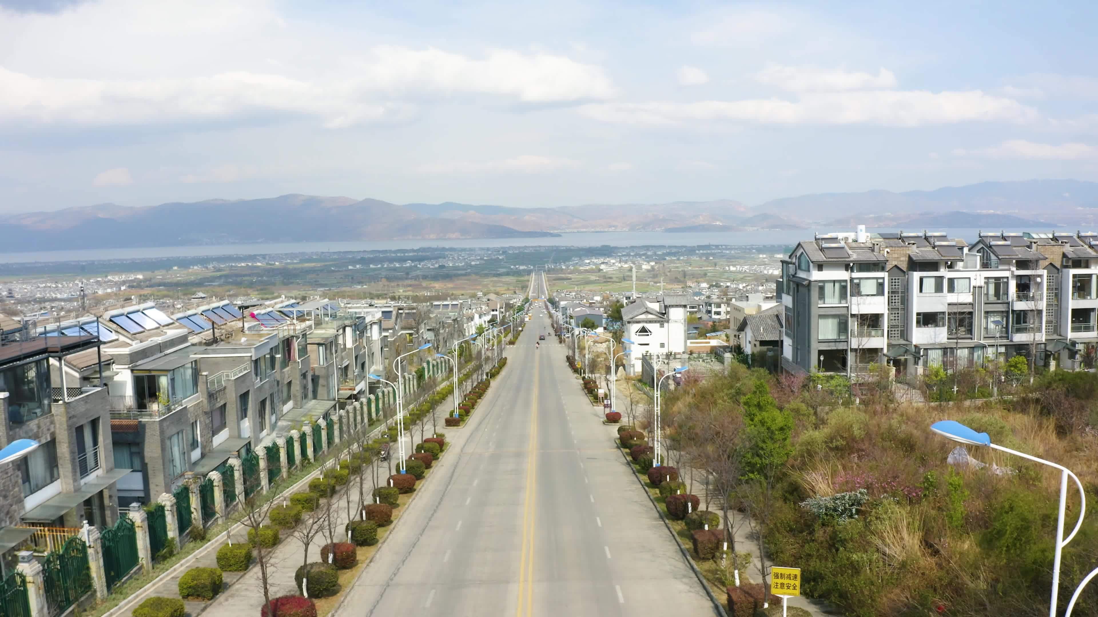 航拍大理的网红公路和洱海视频素材画面2